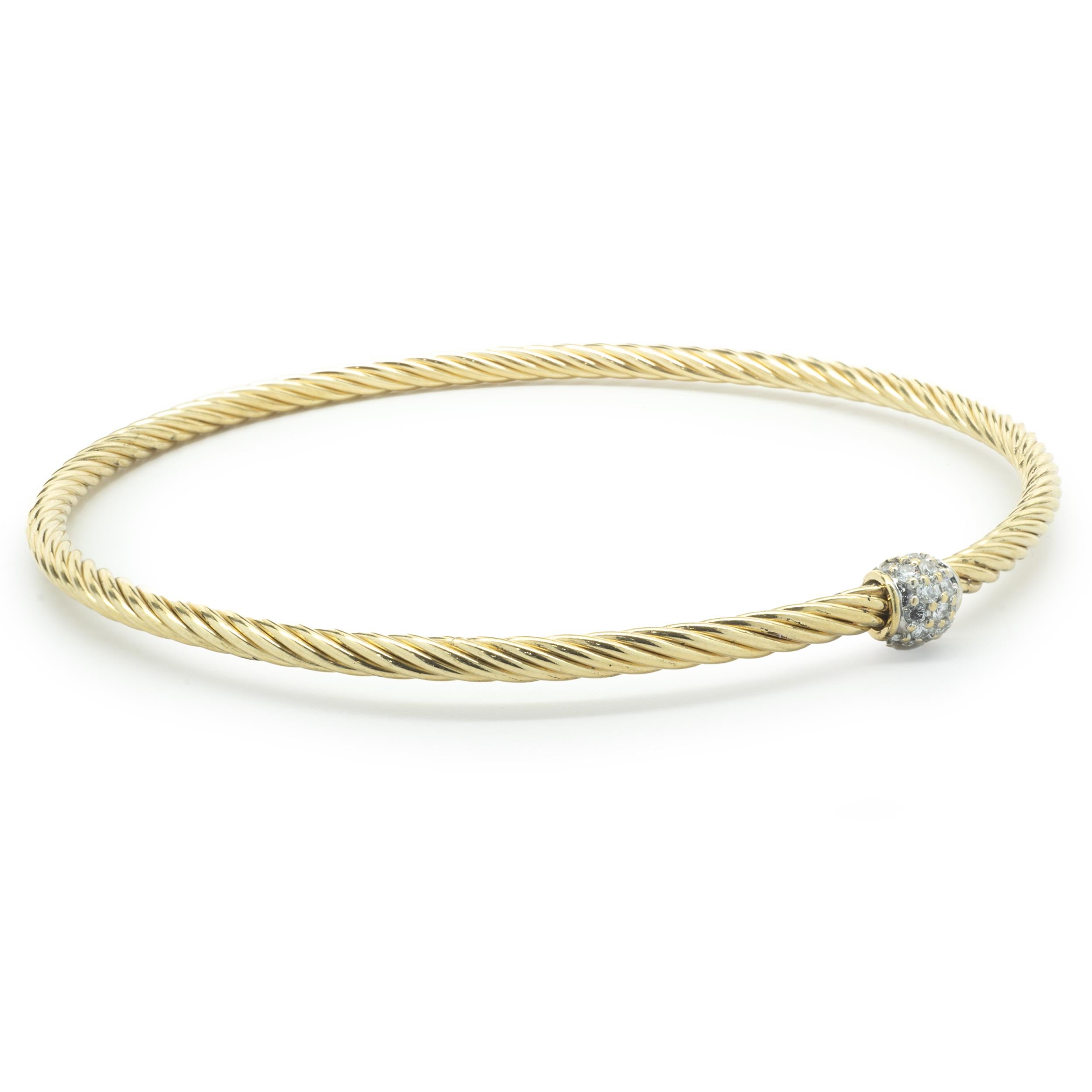 Designer: David Yurman
Material: 18K Gelbgold
Diamant: 20 runde Diamanten mit Brillantschliff = .20cttw
Farbe: G
Klarheit: VS1
Abmessungen: Das Armband passt an ein Handgelenk von bis zu 6,5 Zoll
Gewicht: 8,79 Gramm
