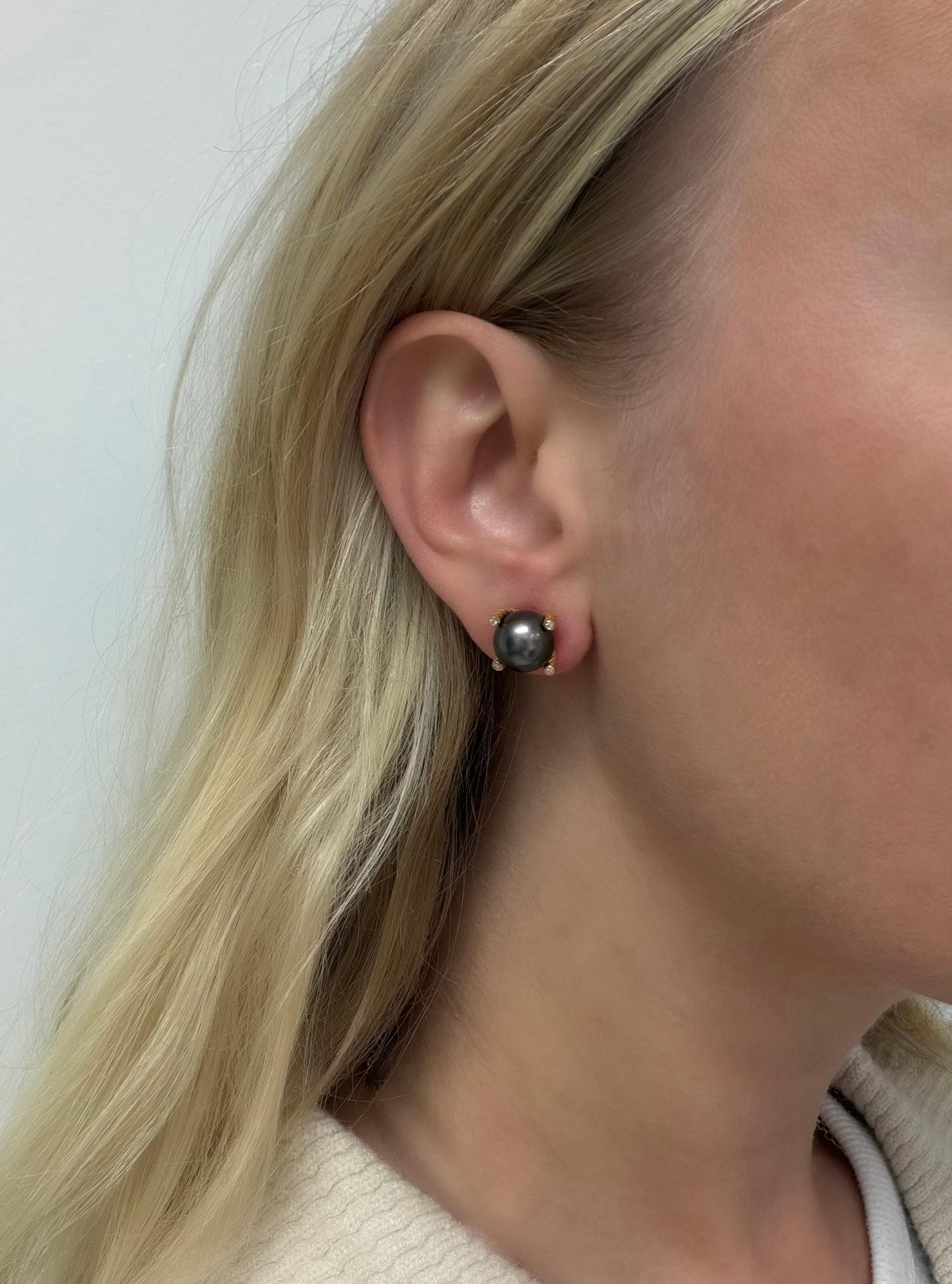 Ces boucles d'oreilles classiques de David Yurman présentent un motif de corde torsadée caractéristique. Chaque boucle d'oreille est sertie d'une perle de culture de Tahiti lumineuse de 9,70 mm, rehaussée de quatre diamants ronds de taille brillant