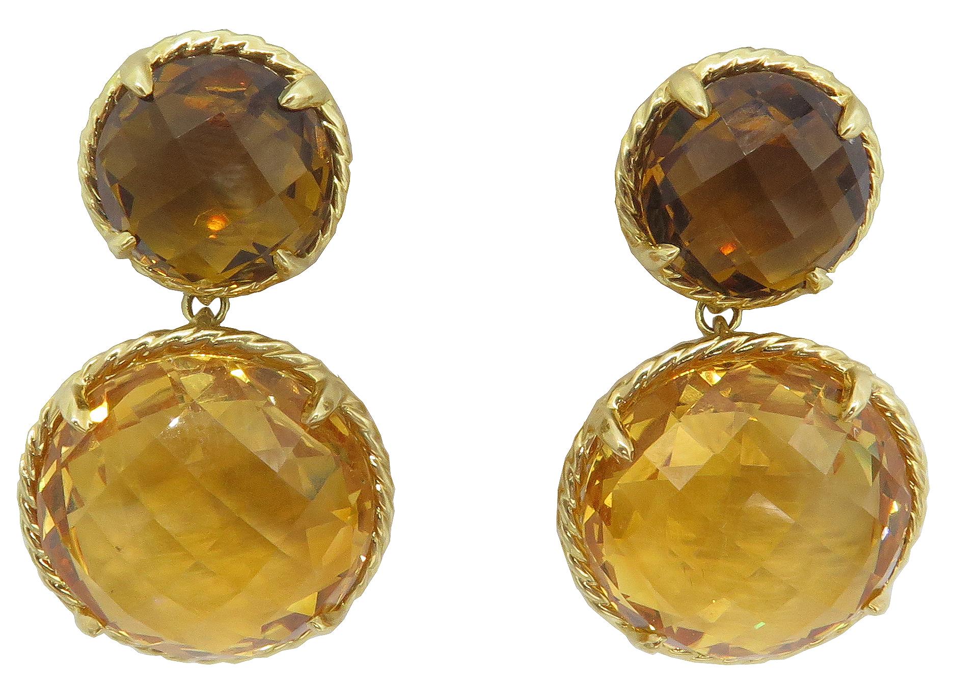 Orecchini a doppia goccia in oro giallo 18 carati della collezione Chatelaine di David Yurman con due pietre citrine. La tonalità neutra delle pietre si abbina a tutto! Puoi indossarlo con un abito, con un vestito elegante o per tutti i giorni.