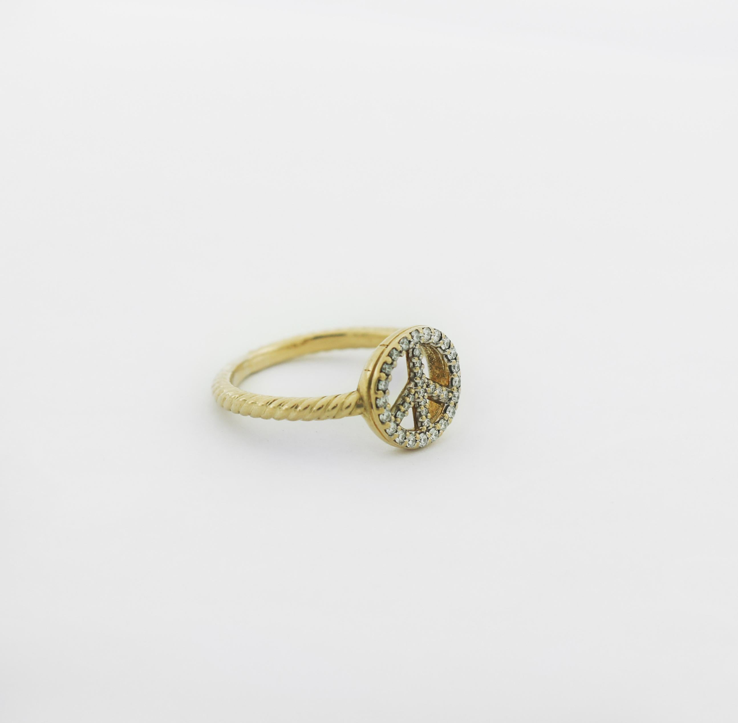 DAVID YURMAN
Collectible Cable Peace Sign Ring
Hallmarked: (c) D.Y. 750
Size 7 (US)
18k Gold
Round brilliant diamonds
Peace sign diameter 11mm
In great looking condition
wear consistent with time and some use
such as light visible