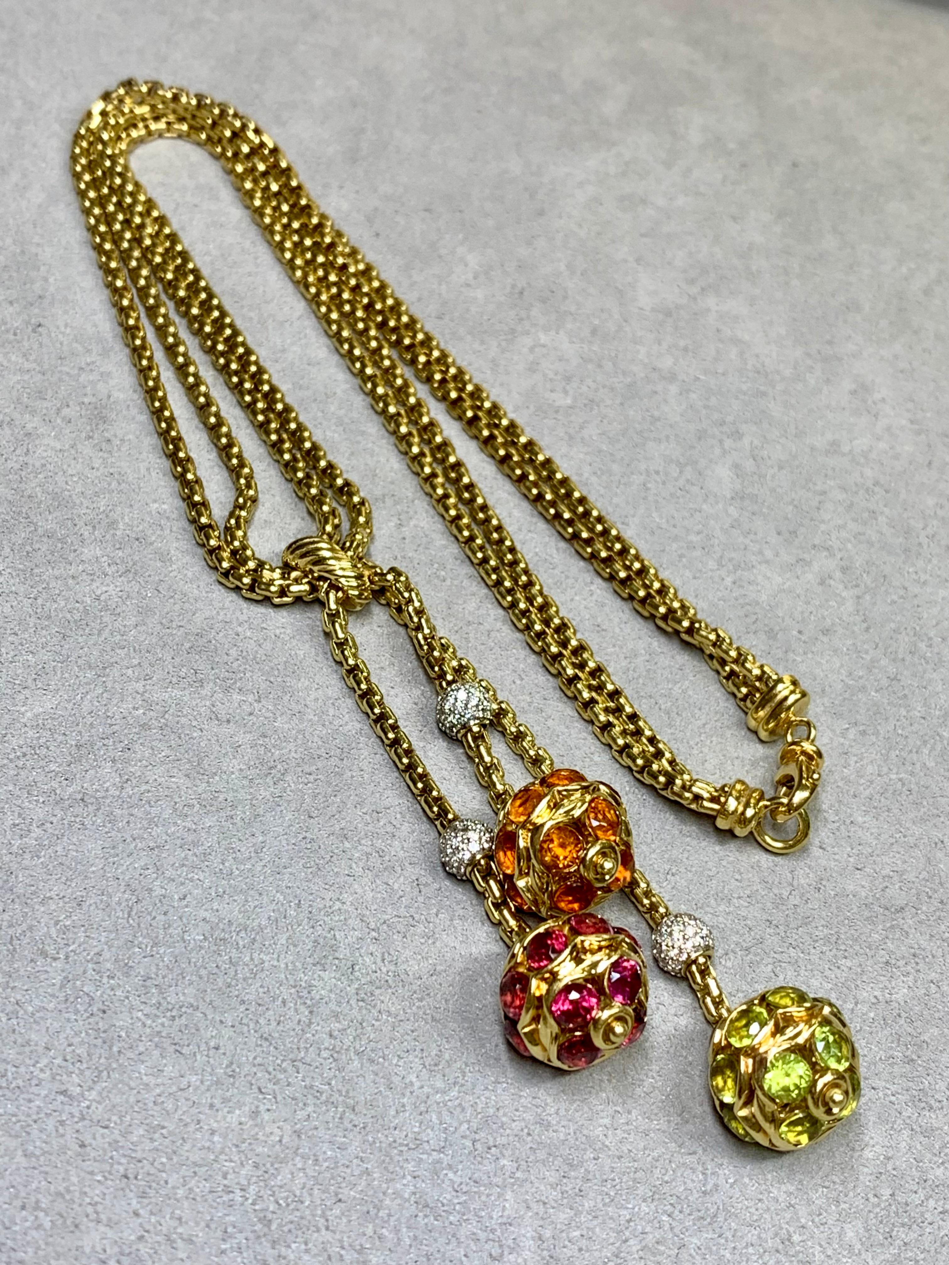 Eine farbenfrohe und gewichtige Halskette im Lariat-Stil von David Yurman, gefertigt aus 18 Karat Gelbgold und besetzt mit ca. 1,05 ct in Diamanten sowie 12 ct in Peridot, Granat und Citrin. Alles wird auf einer wunderschön gefertigten doppelten