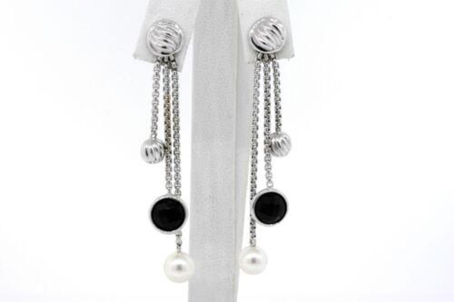 Here we have a pair of David Yurman solid 18k white gold 3-box chain dangle pearl and onyx earrings. 

This is a rare item in solid white gold, don't miss it!

Specifics
- Measurements: ~2 1/4