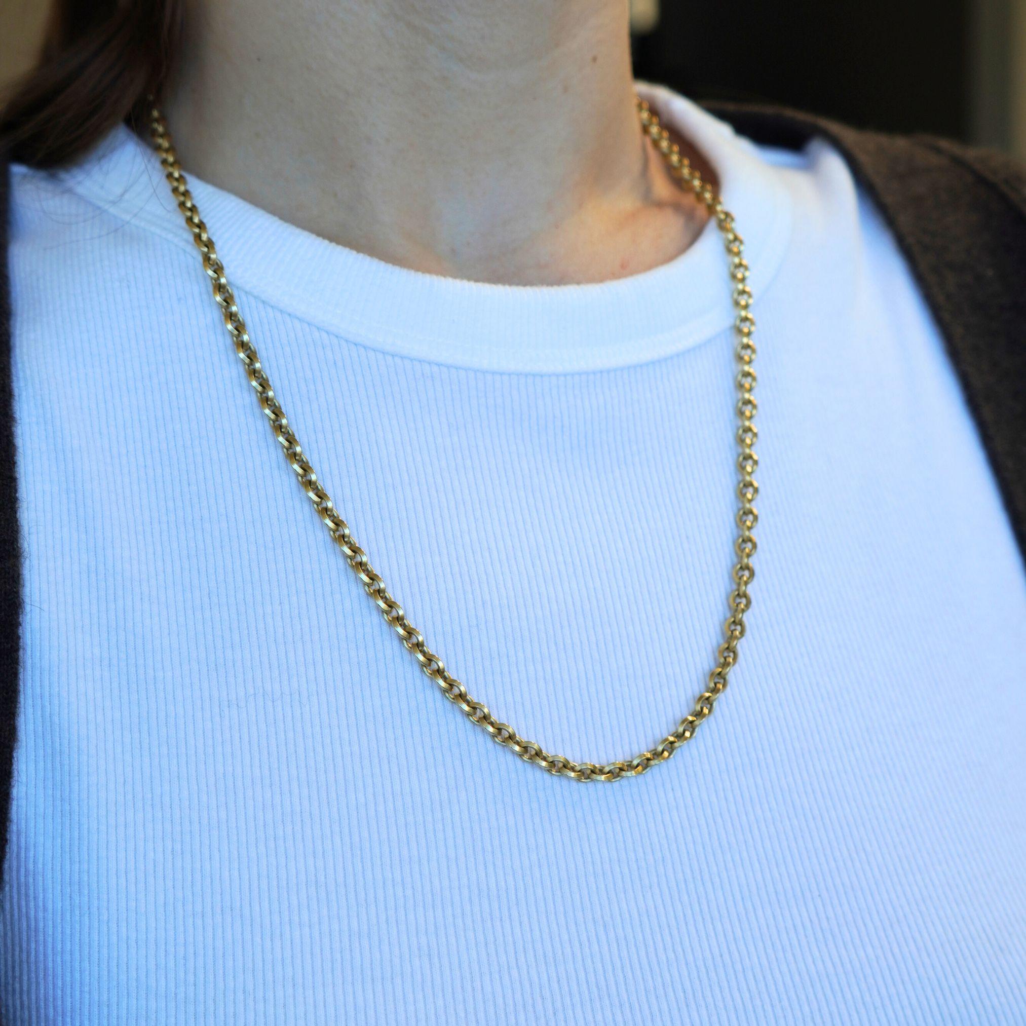 This vintage David Yurman chain is crafted in solid 18k yellow gold and features a distinctive oval rolo link design. Each link is smoothly rounded with precision-finished interiors, giving the chain a uniform and fluid structure. The chain measures