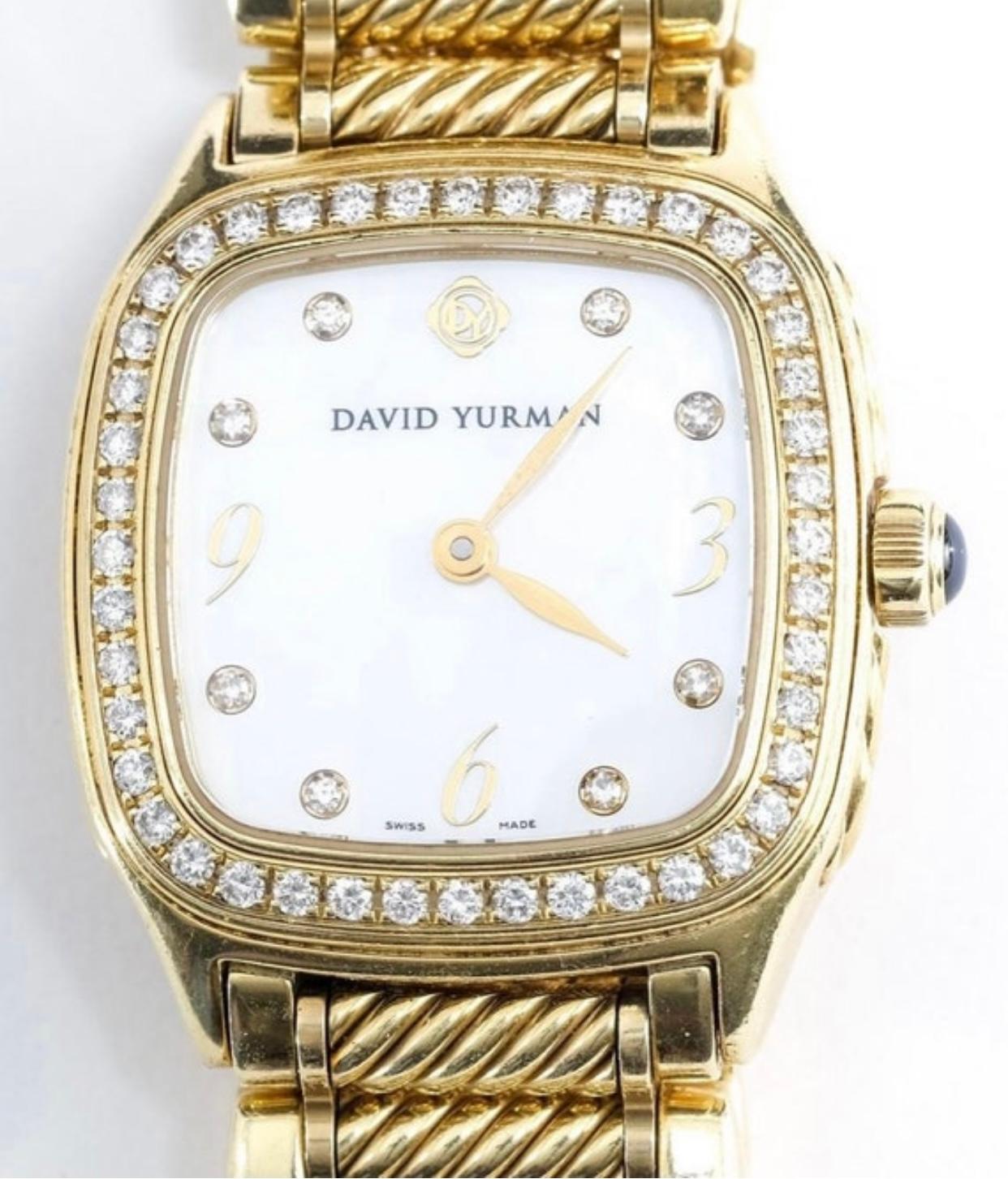 Authentische 18k Gold & Diamant David Yurman Frauen Thoroughbred Uhr.

Gehäuse und Armband aus 18 Karat Gelbgold, besetzt mit über 50 runden Brillanten. 

Perlmutt-Zifferblatt, diamantbesetzte Indexe und DY-Logo auf der 12-Uhr-Position. 

25 mm