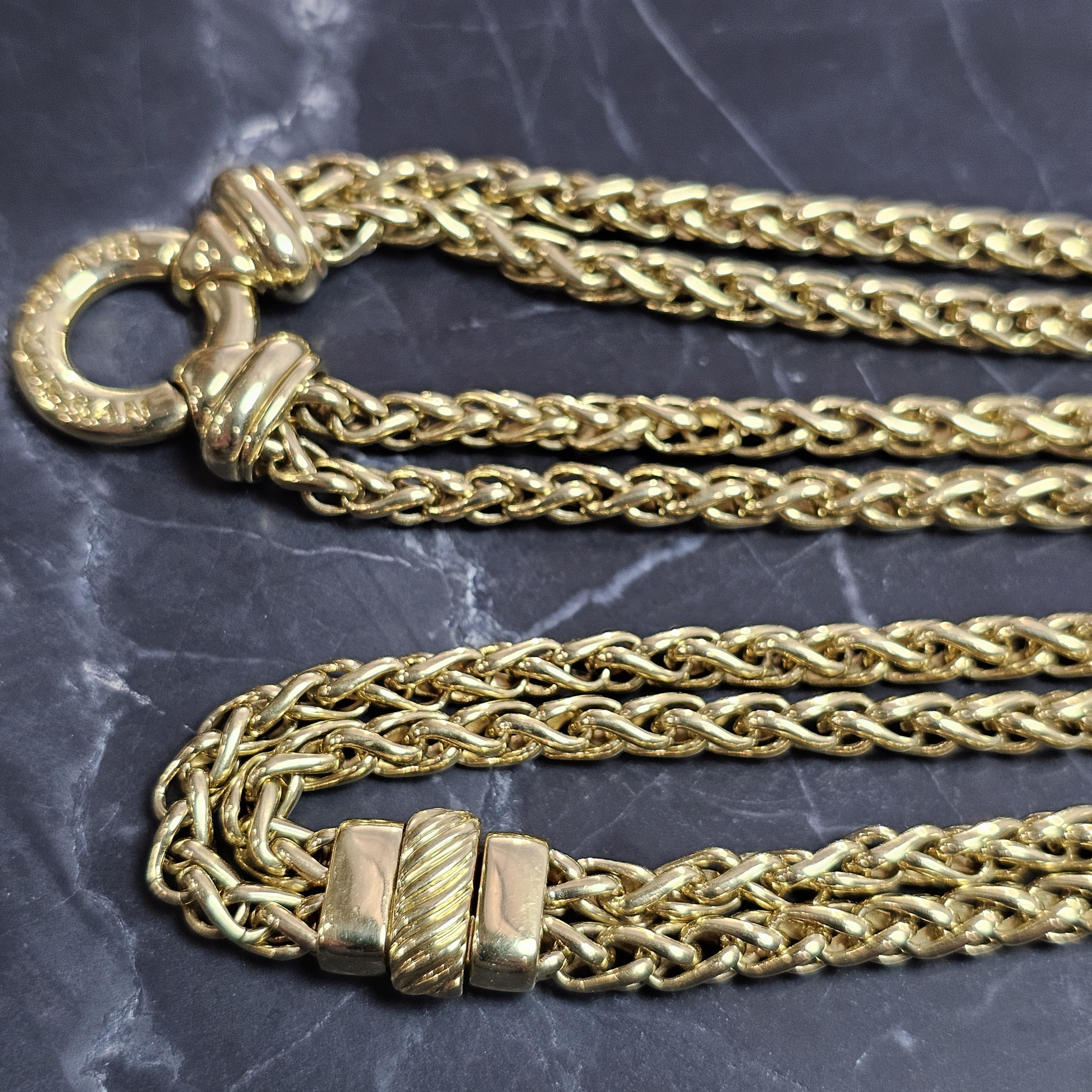 Le collier David Yurman est composé d'une chaîne de blé à deux brins en or jaune 18 carats. Cette pièce luxueuse présente des liens torsadés complexes, exhalant l'élégance et la sophistication. Avec un poids total de 93,4 grammes, le collier mesure