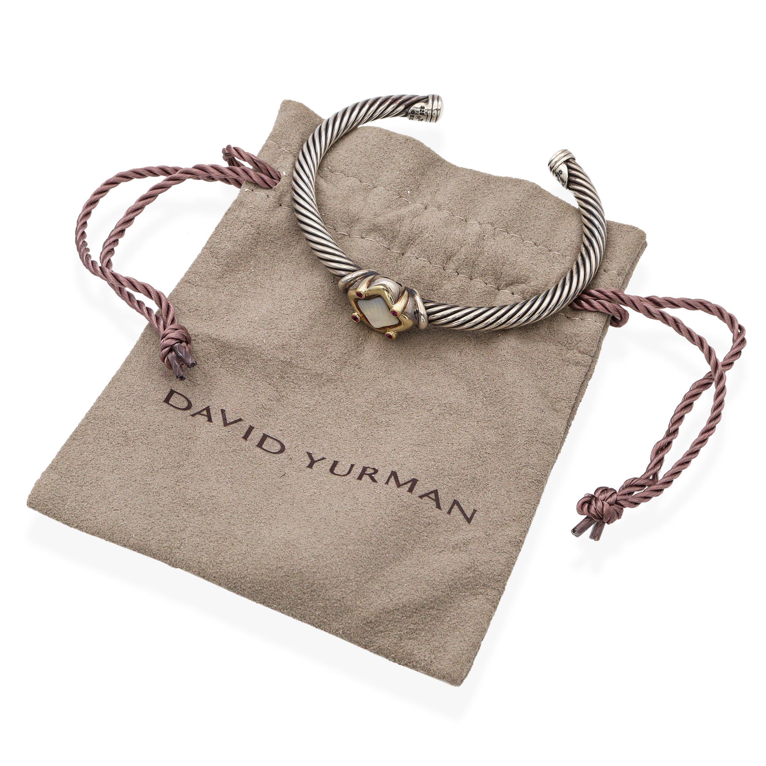 Ce bracelet manchette exquis de David Yurman allie l'élégance classique à des détails éclatants. Reprenant l'emblématique design de câble torsadé de la marque en argent sterling, le bracelet est orné d'une pièce centrale en nacre lumineuse encadrée