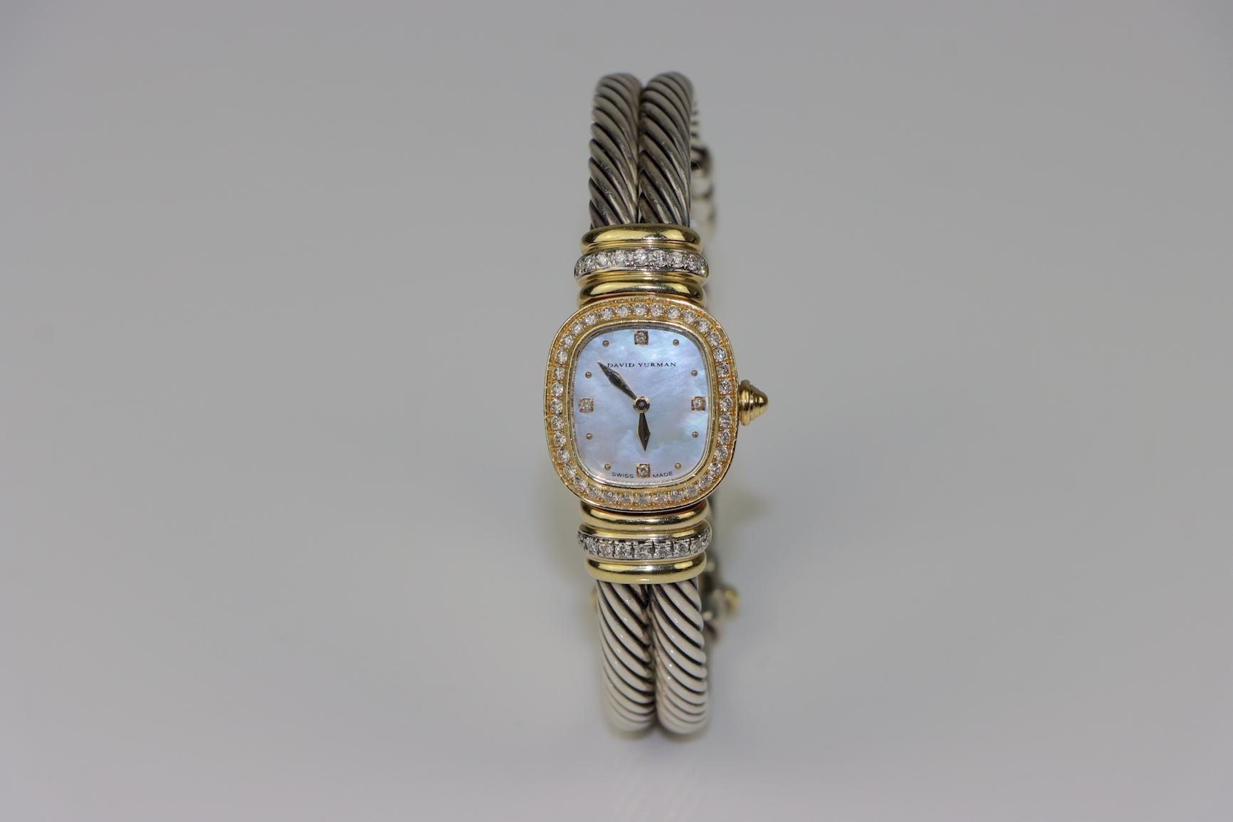 David Yurman Orologio da polso in oro 18 carati e diamanti in sterlina 
Quadrante in madreperla e diamanti
In ordine di funzionamento e accompagnato da una piccola scatola di David Yurman Bangle.

Dimensioni approssimative:
 16,3 cm (circonferenza)