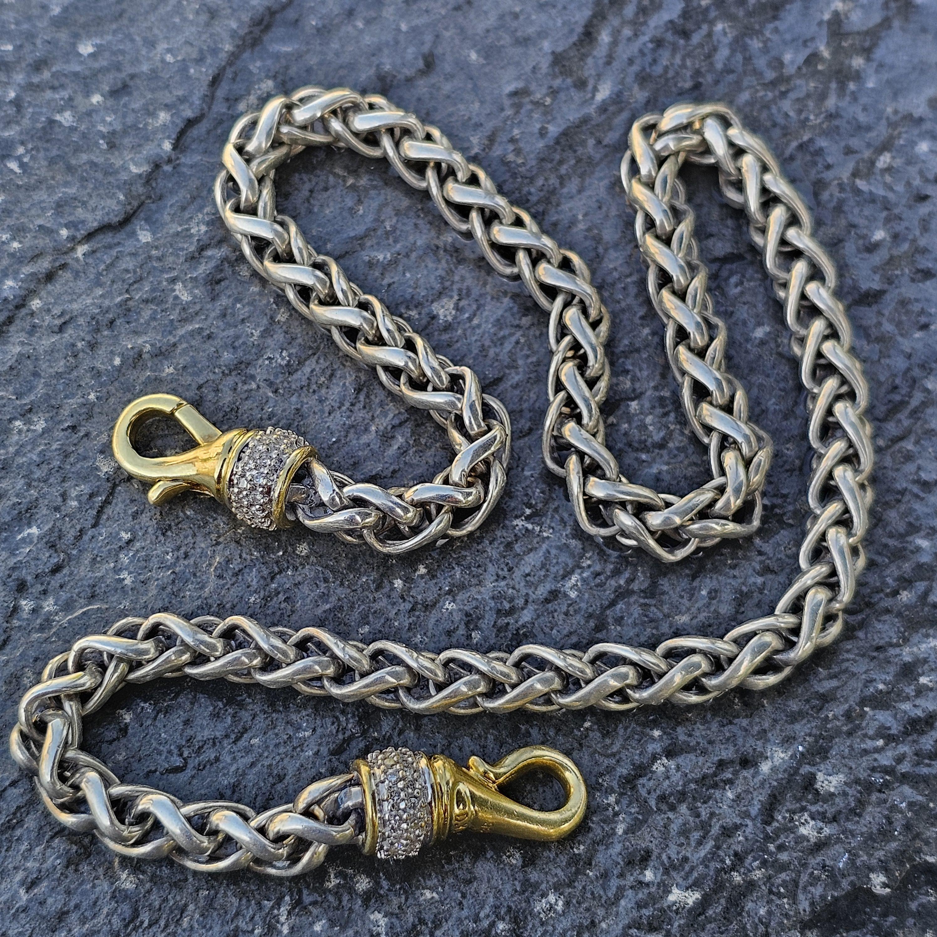 Questa straordinaria collana a catena è un pezzo forte per qualsiasi collezione di gioielli. Disegnato da David Yurman, sfoggia un sofisticato mix di argento sterling e oro 18 carati. L'intricato design intrecciato emana eleganza e maestria.

La