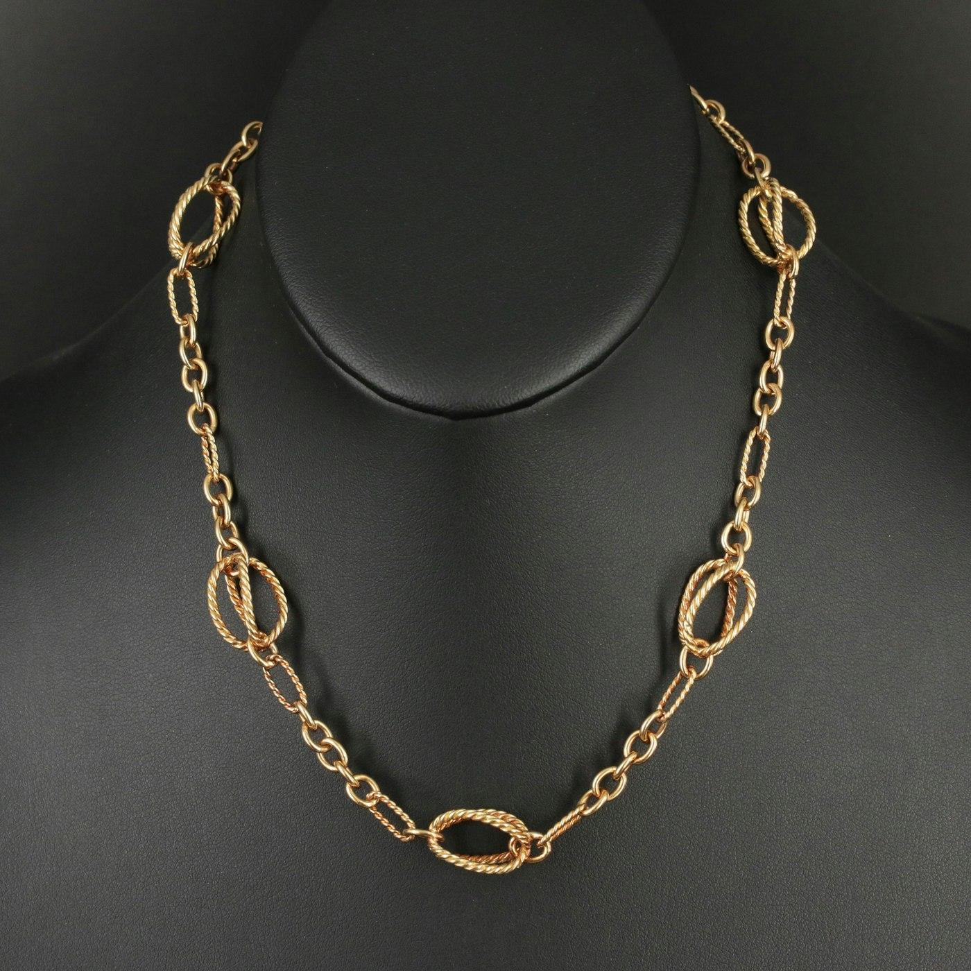 Beautiful David Yurman 18K Oval Cage Figaro Necklace


David Yurman
Materials:  18K Gold
Chain Type:  Figaro
Necklace Length:  16.00