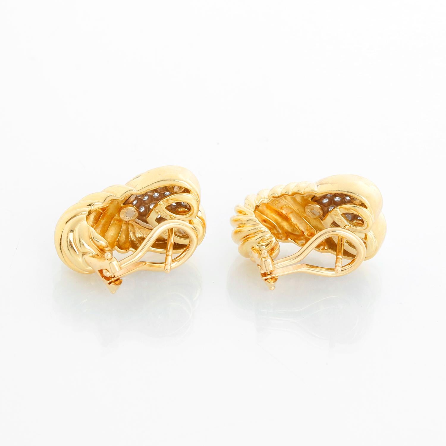 David Yurman Herzohrringe aus 18 Karat massivem Gold mit Pavé-Diamanten im Zustand „Hervorragend“ im Angebot in Dallas, TX