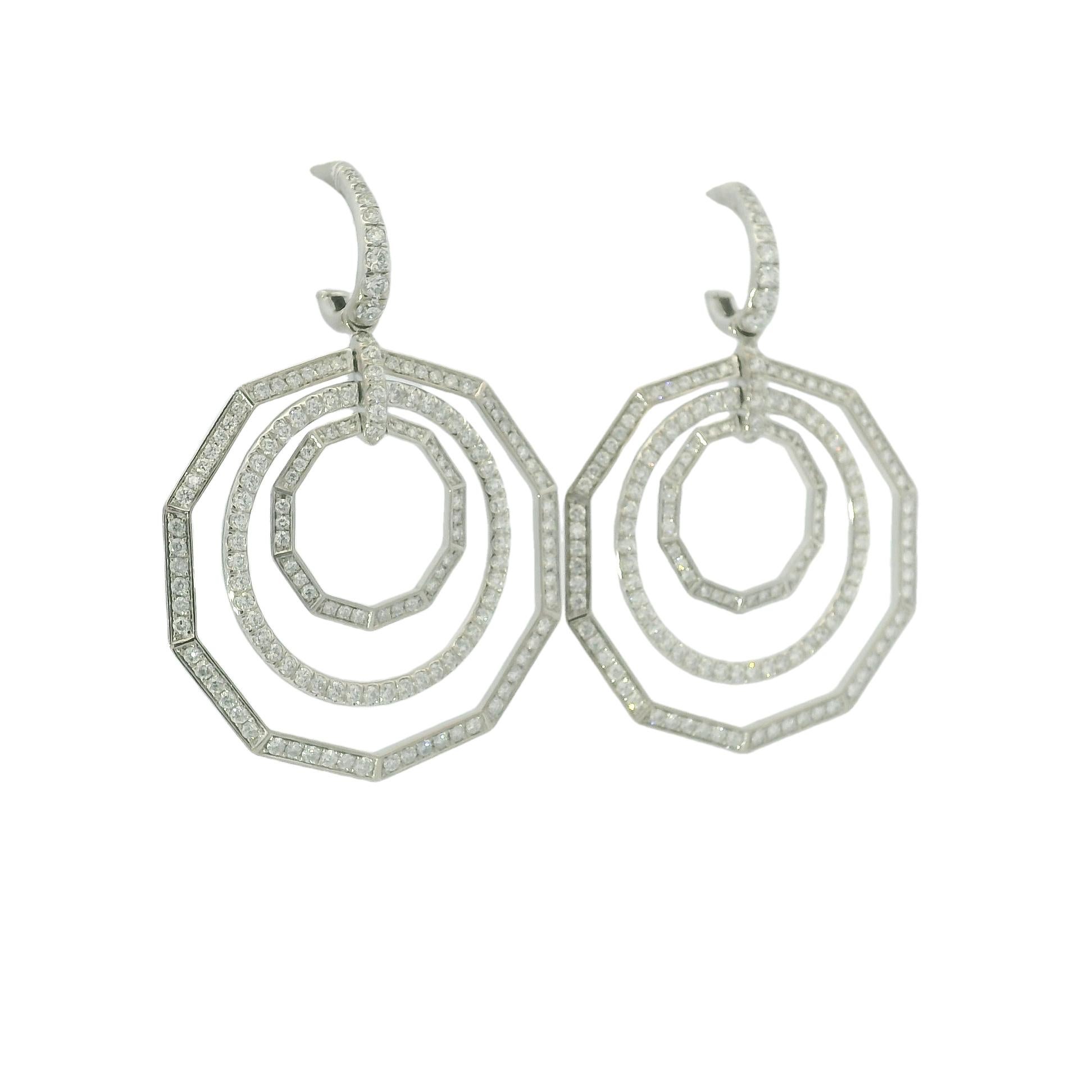 David Yurman 18k White Gold Natural 2.89 Carat Diamond Stax Multi-Hoop Earrings

This pair of David Yurman 18k White Gold Natural 2.89 Carat Diamond Stax Multi-Hoop Earrings are a stunning blend of luxury, sophistication, and modern design. These