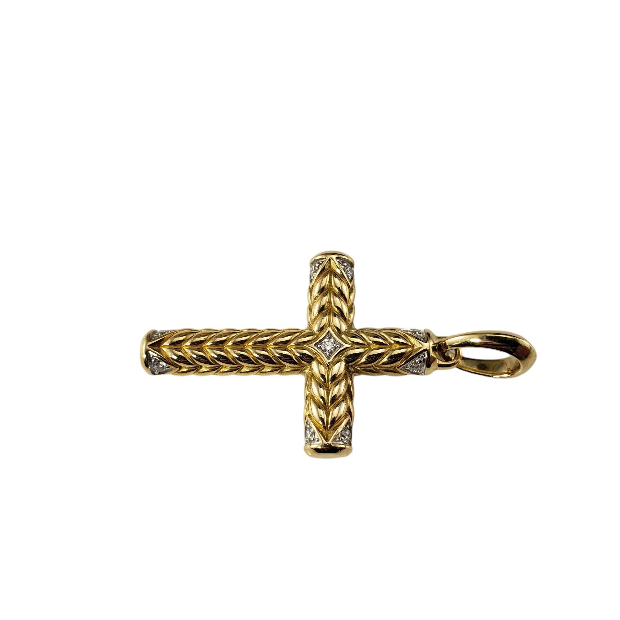 David Yurman 18K Yellow Gold and Diamond Chevron Sculpted Cross Pendant #18461 In Good Condition In Washington Depot, CT