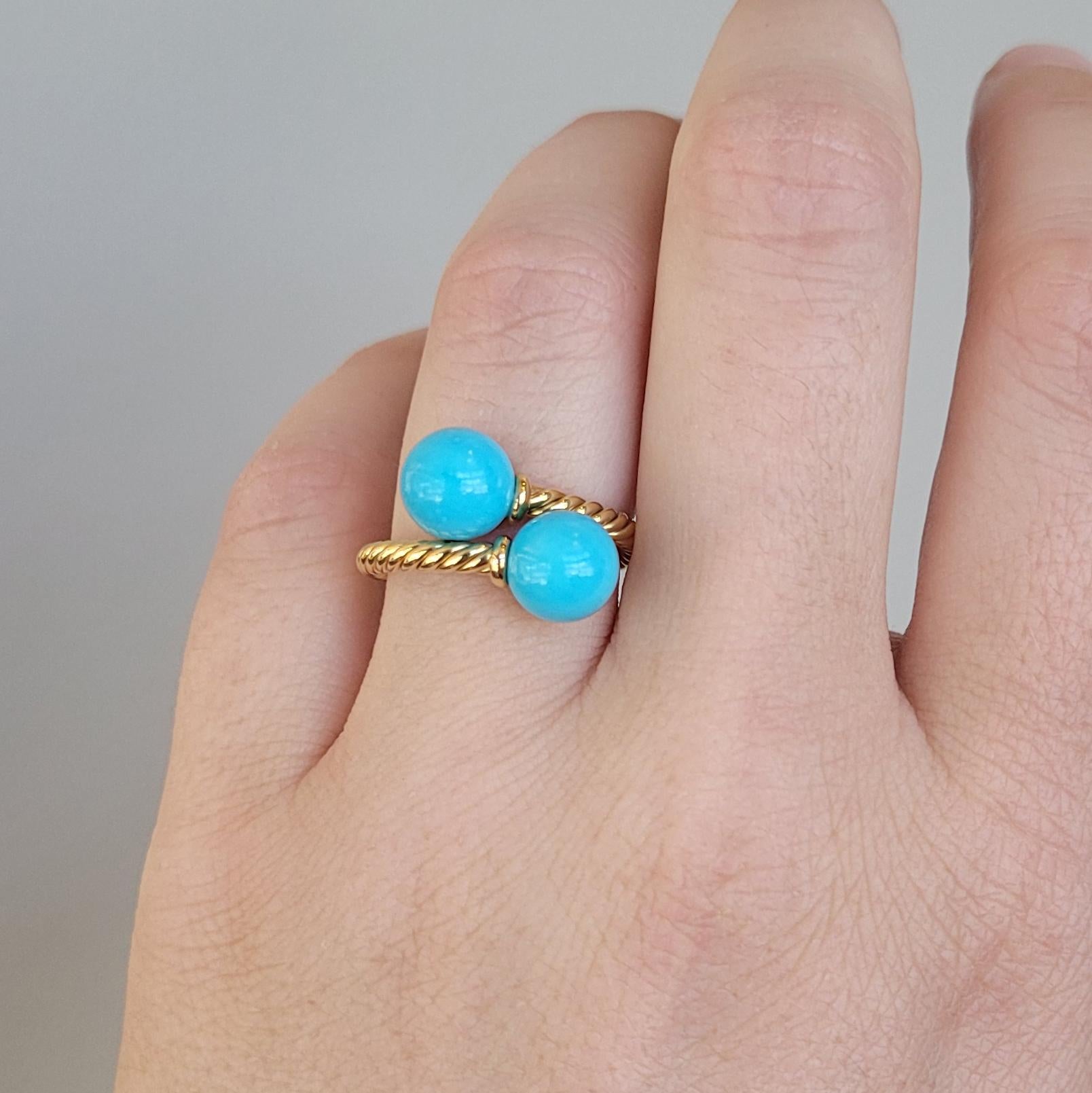 Zwei türkisfarbene Perlen akzentuieren die Enden dieses David Yurman Solari Rings im Bypass-Stil.
Fingergröße 7

Cable, David Yurmans künstlerische Signatur, begann als Armband, das er von Hand aus 50 Fuß Draht drehte. In den letzten 30 Jahren hat