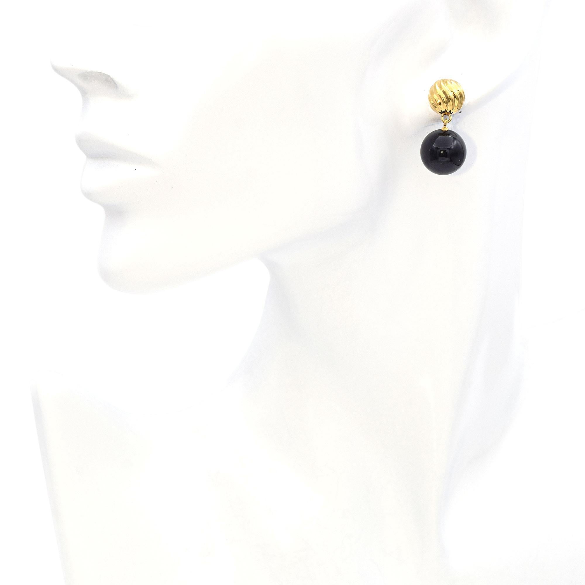 Scopri l'eleganza di questi orecchini a goccia in onice di David Yurman. Caratterizzati da pietre di onice nero, questi orecchini affascinano per la loro audace semplicità. Realizzati in oro giallo 18 carati, offrono un contrasto sorprendente e un
