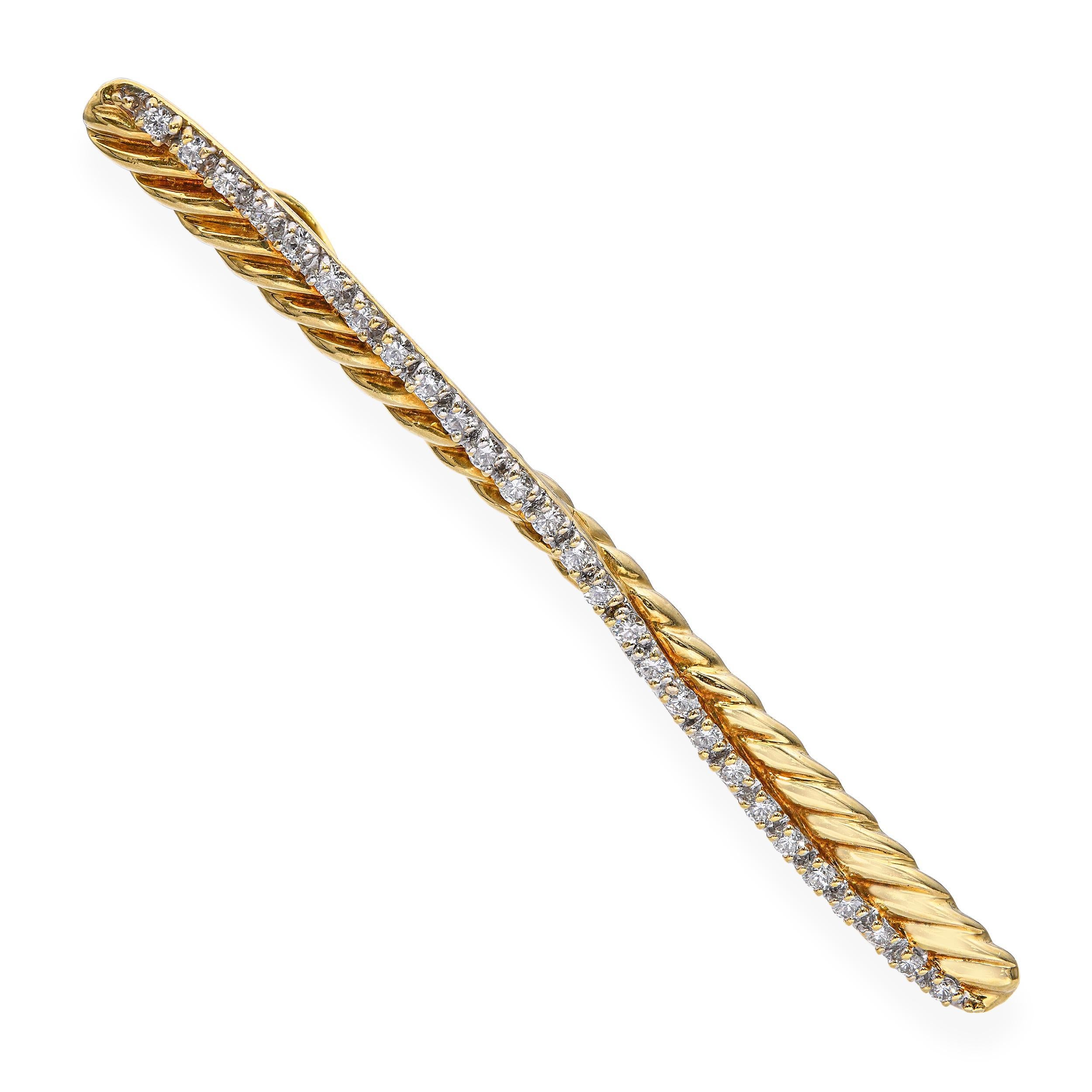 Sophistiqué et intemporel, ce pendentif barre en or jaune 18 carats de David Yurman est orné de diamants ronds de taille brillant sertis en pavé totalisant environ 0,25 carats, offrant une touche raffinée d'élégance au quotidien. Le design épuré de