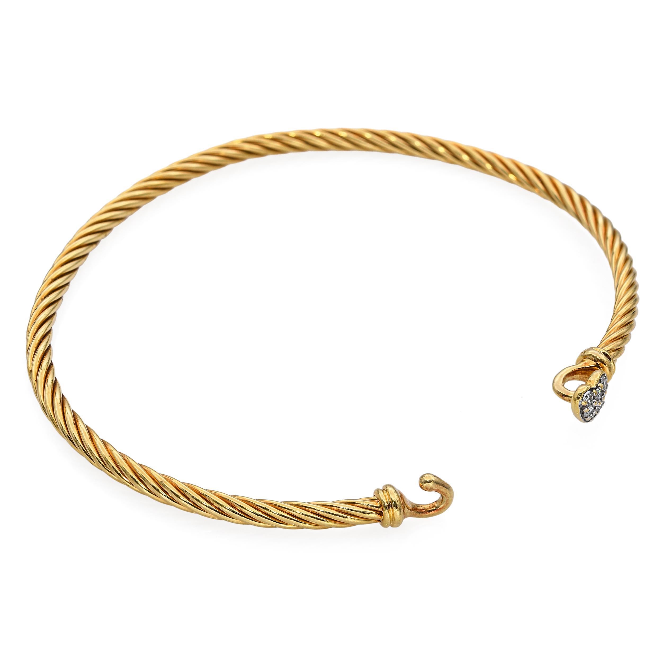 Esta pulsera vintage de David Yurman está fabricada en oro amarillo de 18 quilates y presenta un elegante motivo de corazón acentuado con brillantes diamantes. El diseño de cable trenzado característico de Yurman realza su sofisticación atemporal,