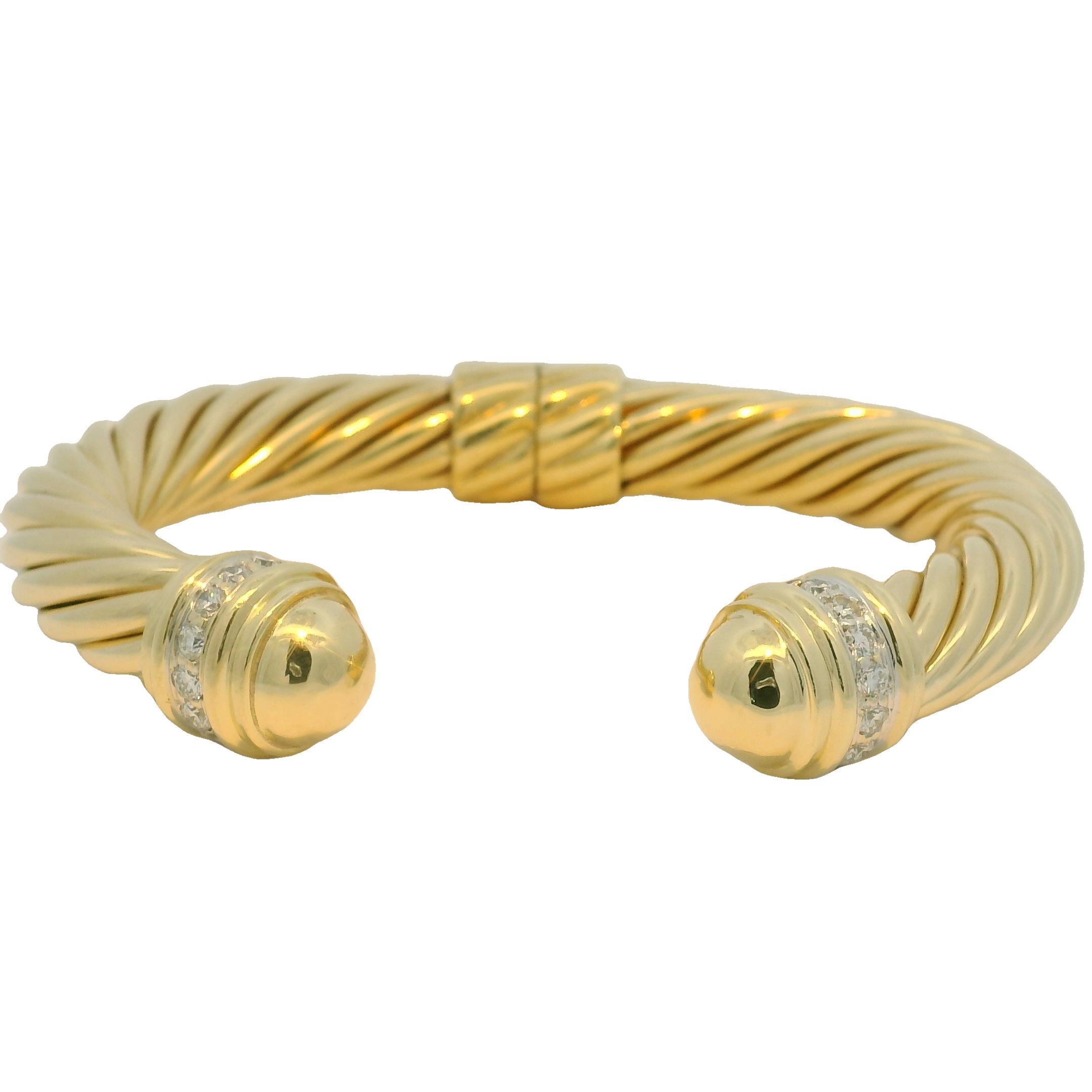 David Yurman Bracelet manchette en or jaune 18k à larges côtes et diamants

Bracelet manchette David Yurman : Réalisé en or jaune 18 carats, ce bracelet présente des diamants naturels à chaque extrémité de la manchette. Nous disposons d'une vaste