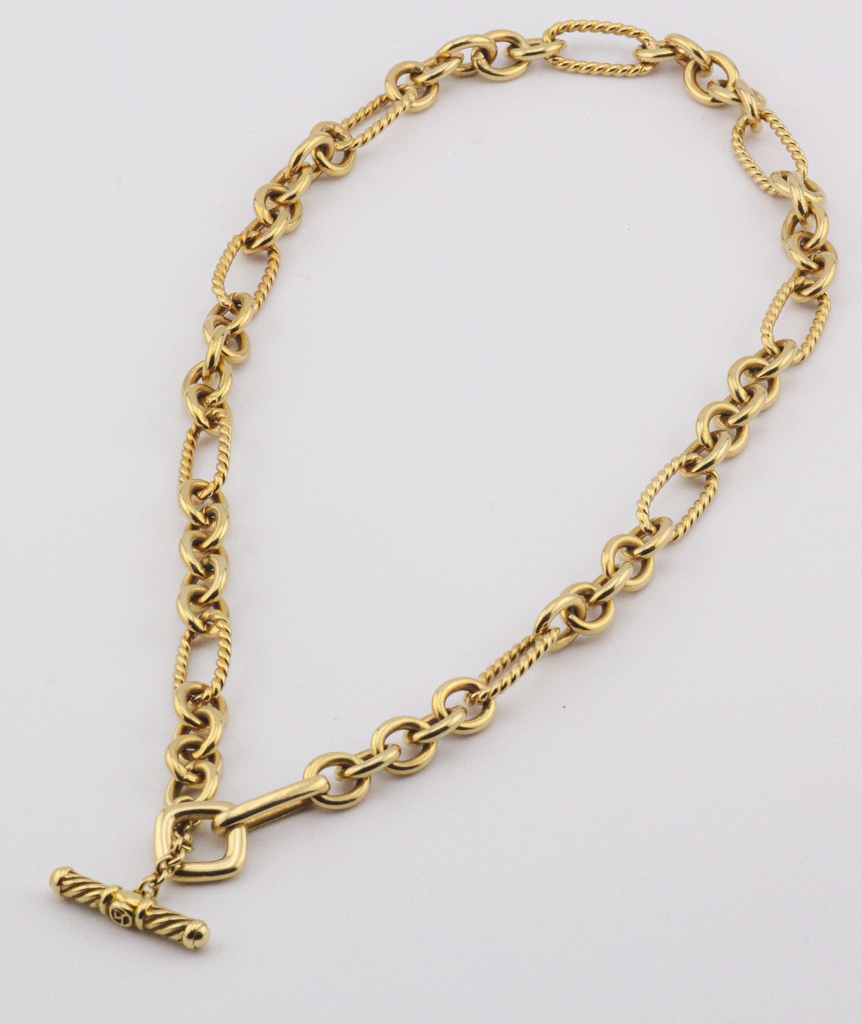 Le collier Figaro en or jaune 18 carats de David Yurman est un exemple étonnant d'élégance intemporelle et de sophistication audacieuse. Réalisé en or jaune 18 carats, ce collier de 16 pouces présente un design classique à maillons Figaro, où