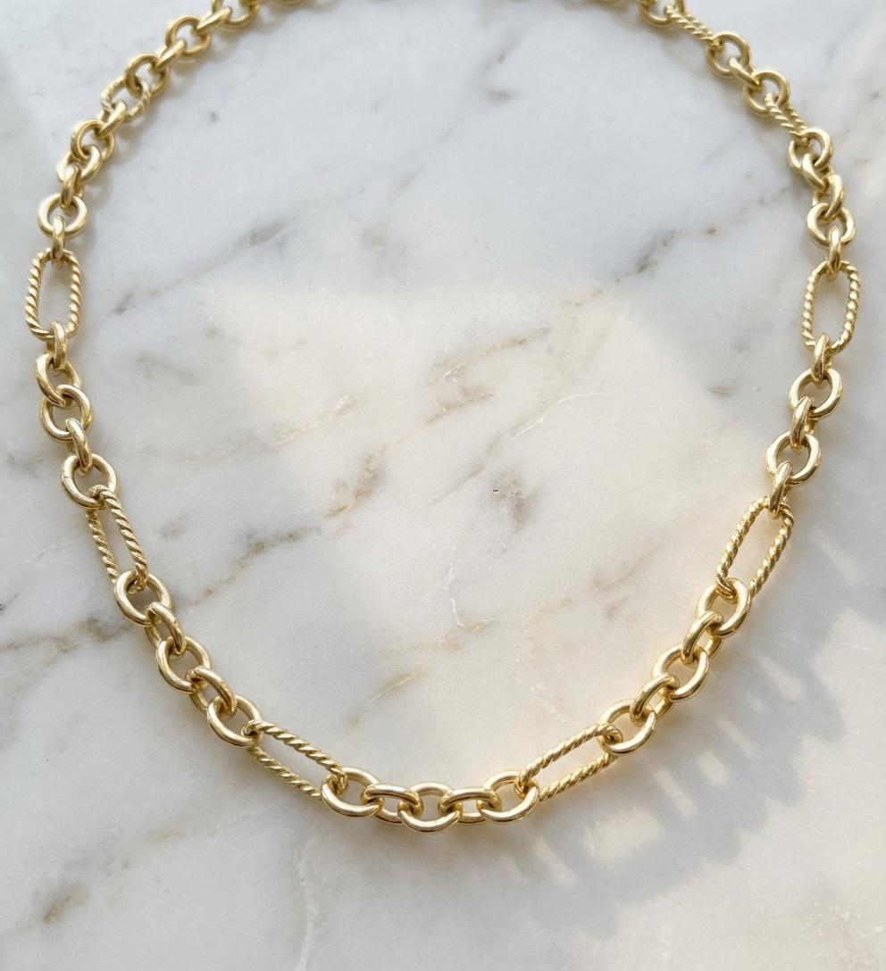 Questa collana a maglie in oro giallo 18k David Yurman presenta un design pulito e scultoreo realizzato con l'attenzione ai dettagli tipica del marchio. Misura 16 pollici di lunghezza ed è rifinito con una chiusura sicura ad alamari, offre un look