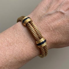 David Yurman Armreif aus 18-karätigem Gelbgold mit Saphiren im Kabelmuster