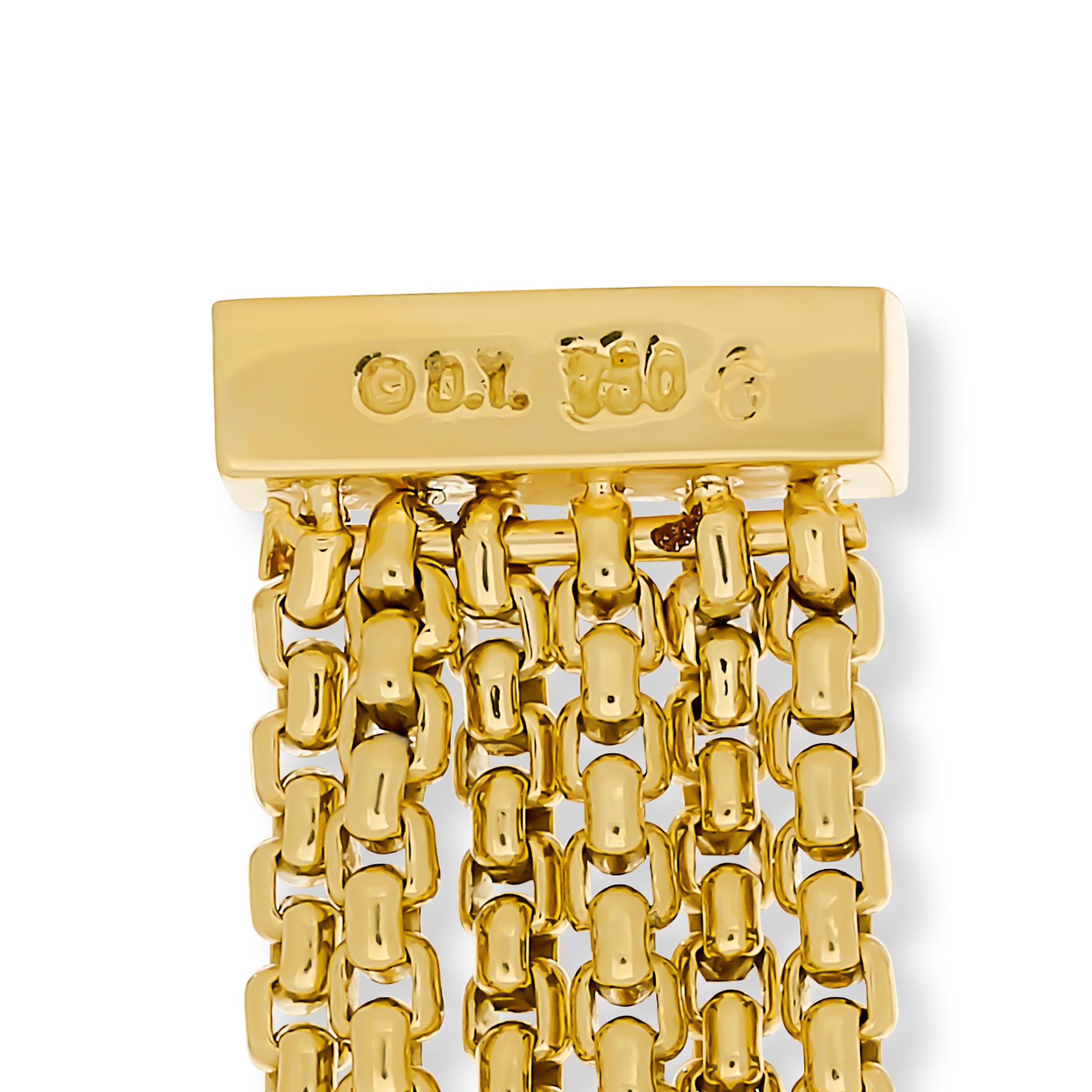 Questo lussuoso bracciale David Yurman a sei fili in oro giallo presenta segmenti alternati di maglie a scatola in oro e grappoli di diamanti di forma quadrata che penzolano leggermente per favorire il movimento.

Ci sono 6 diamanti rotondi che