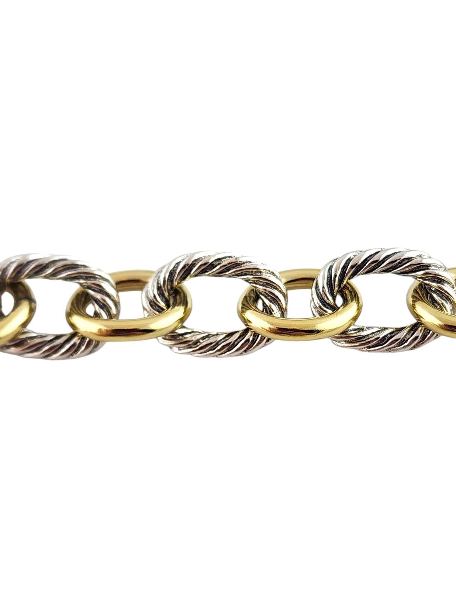 David Yurman - Collier à maillons ovales en or jaune 18 carats et argent sterling

Ce magnifique collier à maillons ovales du designer David Yurman a été conçu à la fois en argent sterling et en or jaune 18 carats pour une finition époustouflante