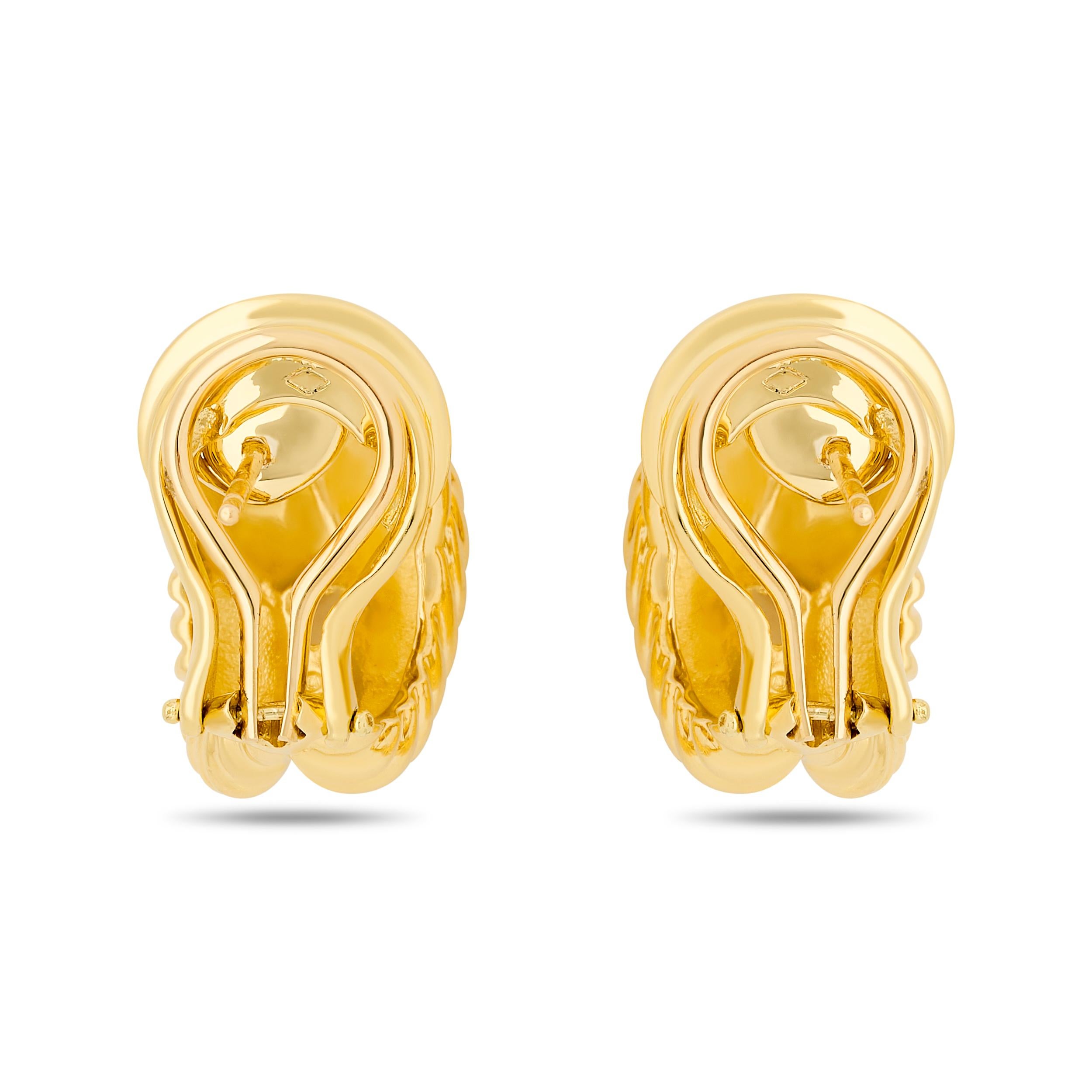 David Yurman Boucles d'oreilles en or jaune 18 carats texturées et entrelacées Excellent état - En vente à Philadelphia, PA