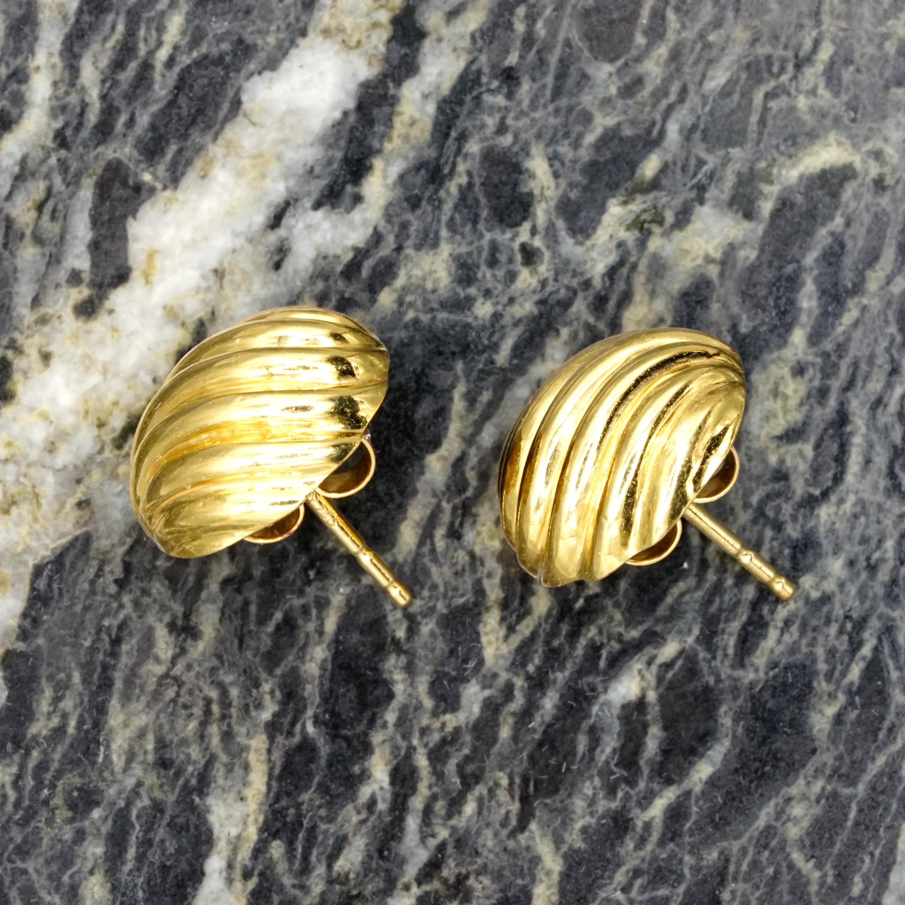 Boucles d'oreilles en or jaune 18K à motif de vagues

L'élégance intemporelle rencontre le glamour moderne dans ces superbes boucles d'oreilles en or jaune 18 carats. Dotée d'un design arrondi classique, la surface est ornée de motifs ondulés en