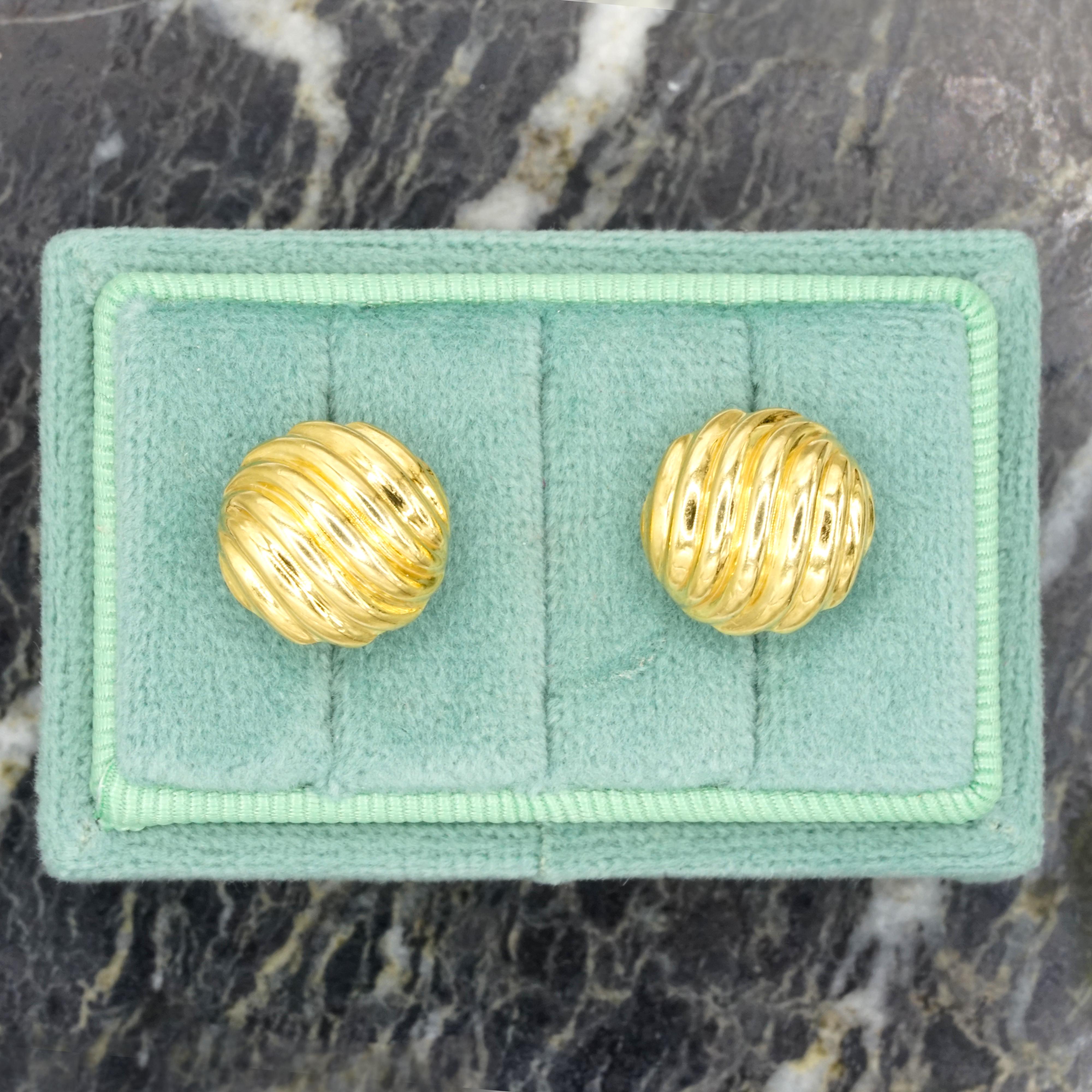 Contemporain David Yurman, clous d'oreilles en or jaune 18 carats à motif de vagues en vente