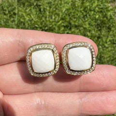 Orecchini David Yurman in oro giallo 18k con agata bianca, diamanti e motivo "Albion Double Omega"