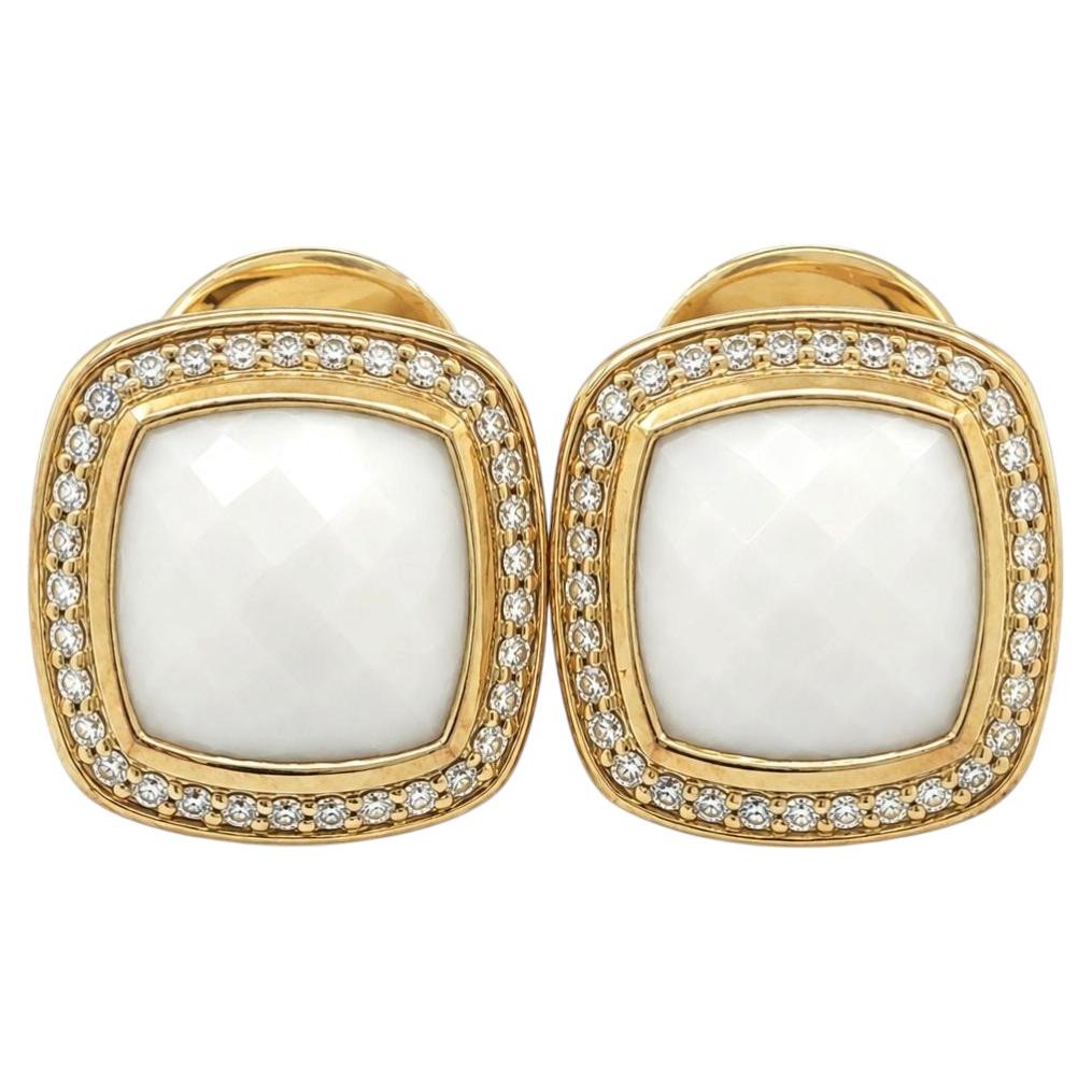 David Yurman Ohrringe aus 18-karätigem Gelbgold mit weißem Achat, Diamanten und dem „Albion Double Omega“-Motiv im Angebot