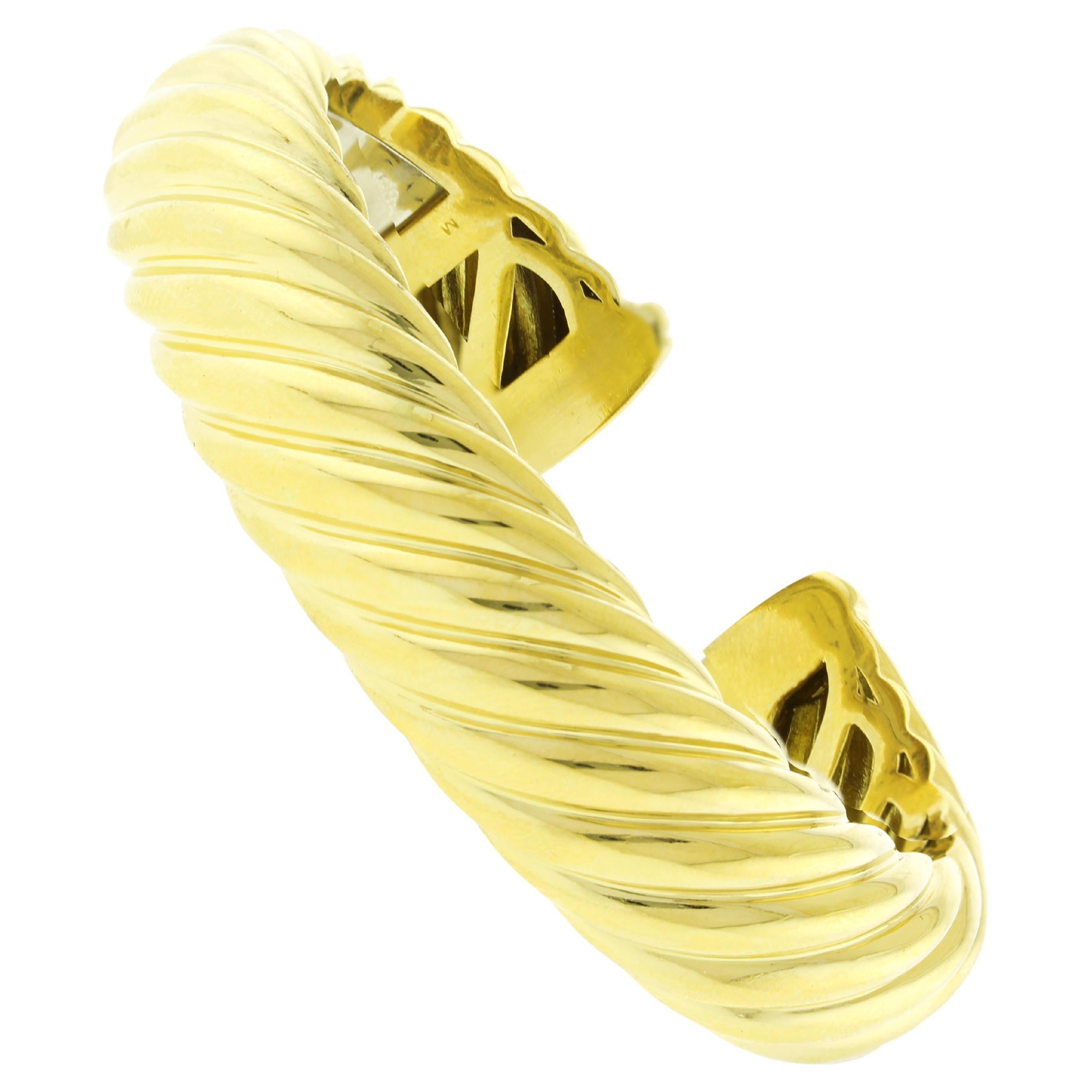 David Yurman Breiter, gewölbter, breiter Armreif aus 18 Karat Gelbgold