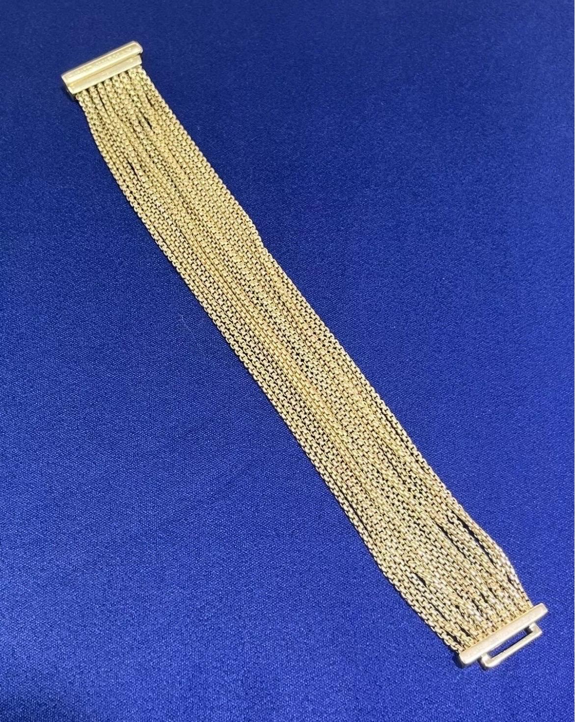 Élevez votre collection de bijoux grâce à l'élégance intemporelle de ce bracelet David Yurman. Réalisée en luxueux or jaune 18 carats, cette pièce présente un design distinctif de chaîne à câbles multi-boîtes, marque emblématique de la marque.