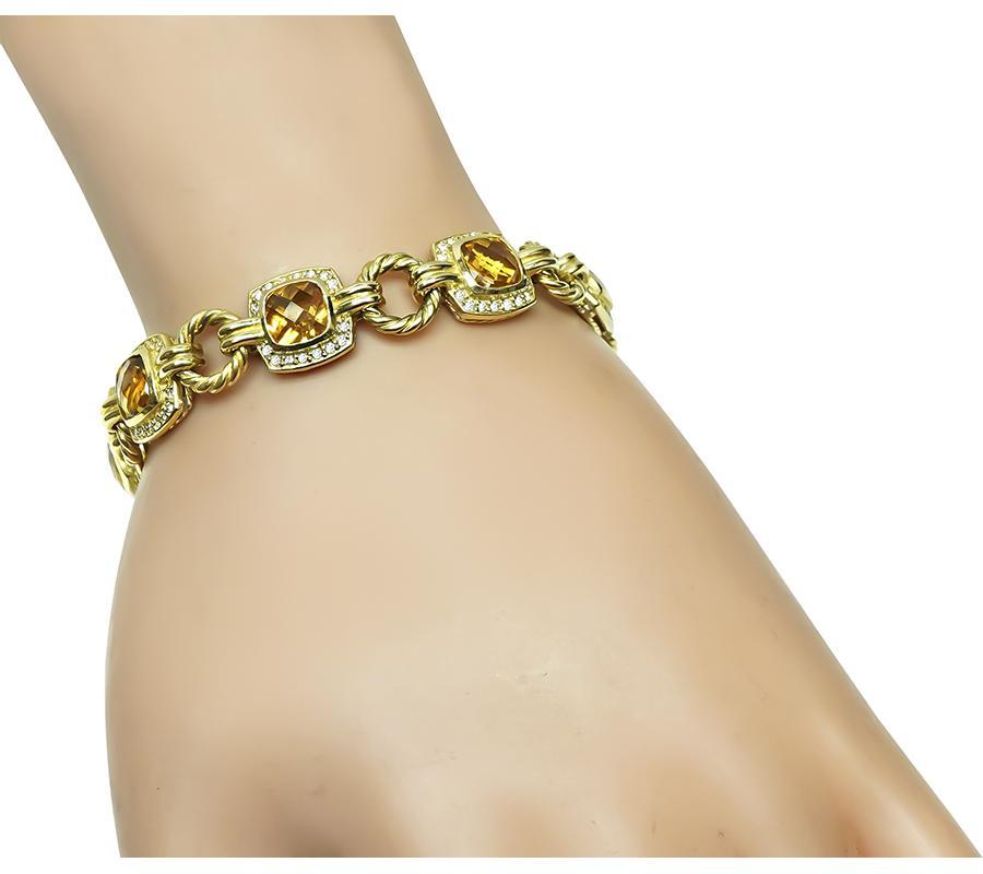 Si tratta di un favoloso bracciale in oro giallo 18k di David Yurman. Il bracciale è incastonato con deliziosi citrini taglio cuscino che pesano circa 21,00ct. I citrini sono accentuati da scintillanti diamanti taglio rotondo che pesano circa