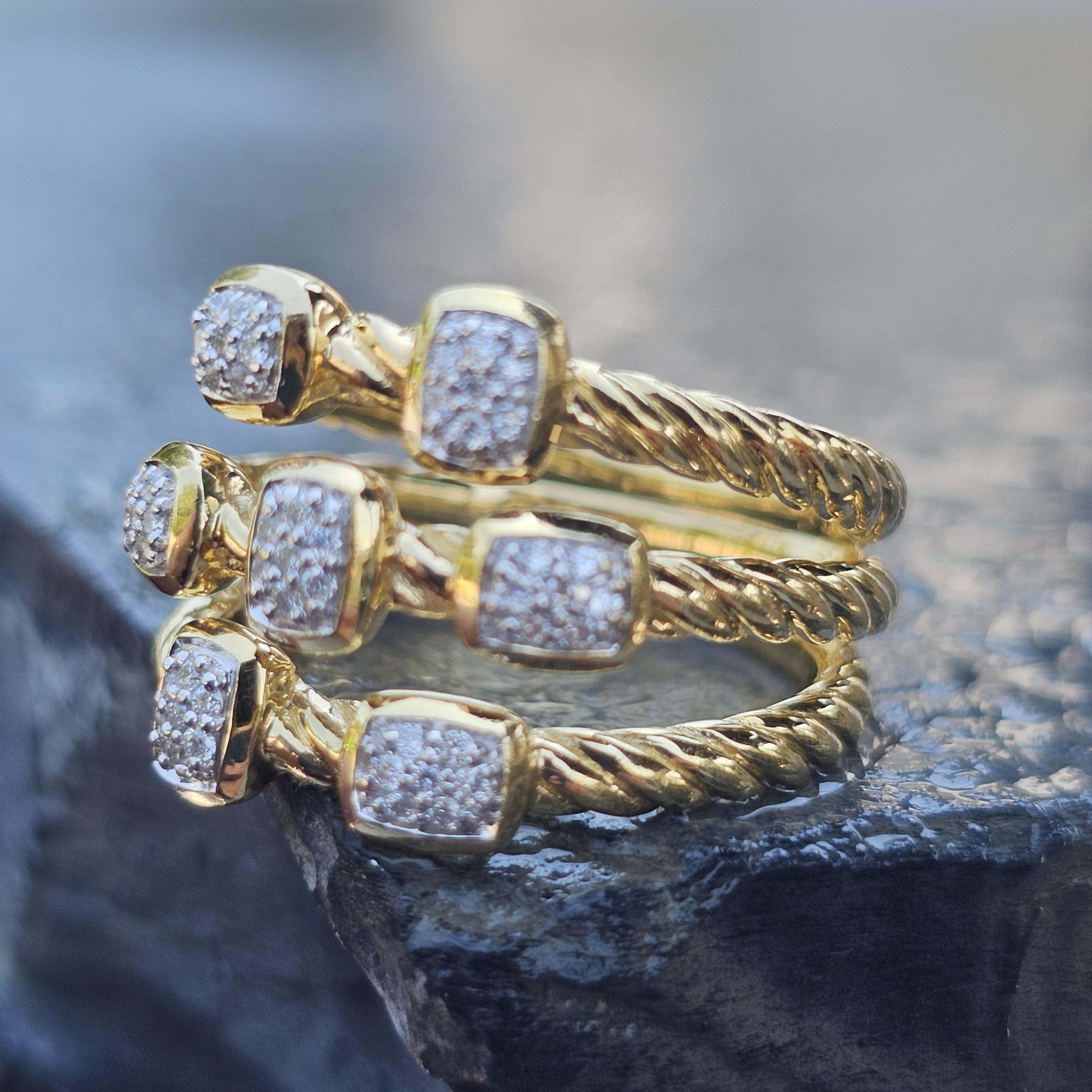 Dieser atemberaubende, dreireihige Ring von David Yurman Confetti besticht durch sein raffiniertes Design mit einem Trio von Bändern, die jeweils mit quadratischen Clustern aus weißen Diamanten besetzt sind. Der aus 18 Karat Gelbgold gefertigte Ring