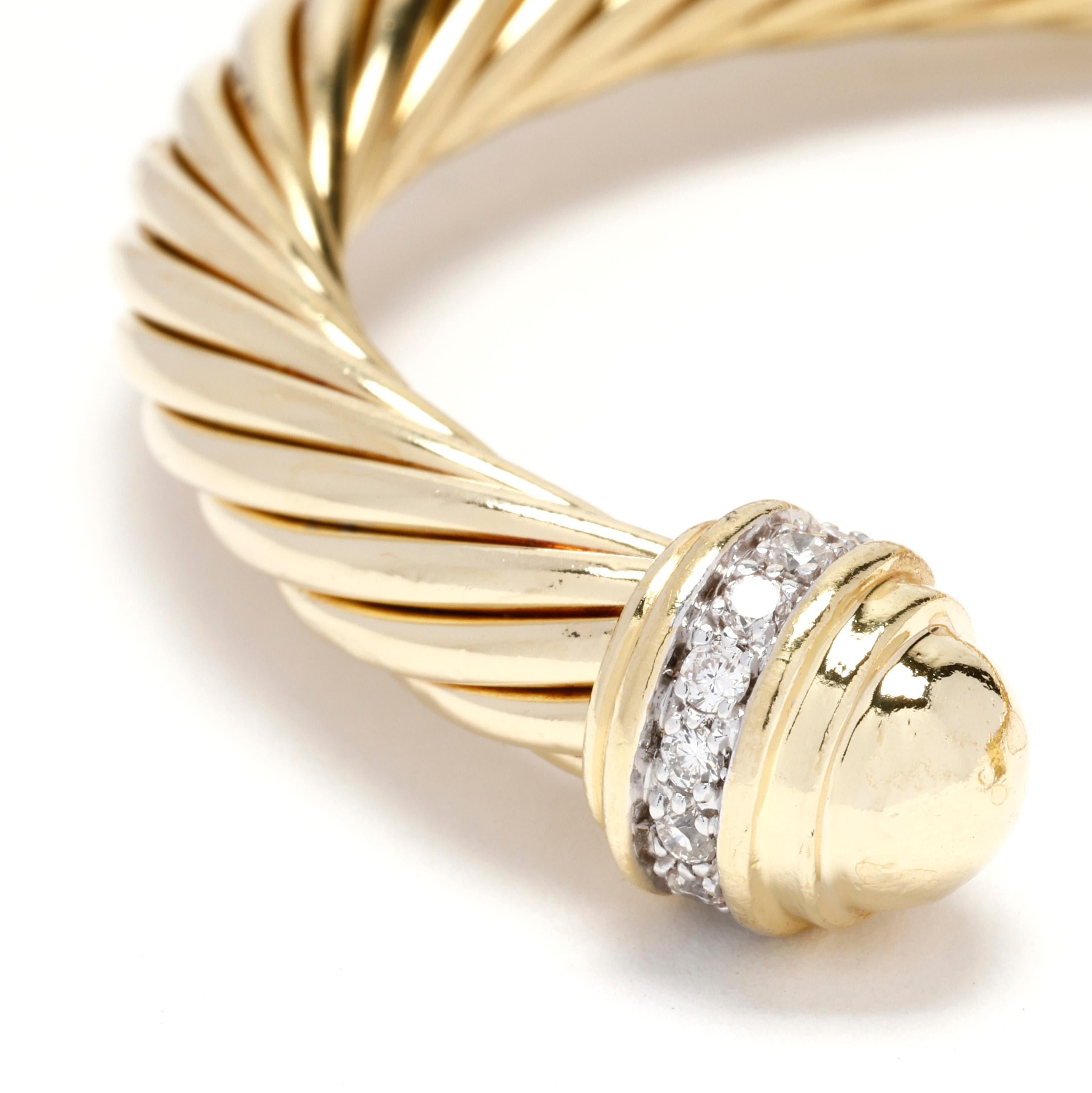 Laissez-vous séduire par l'élégance intemporelle et le design distinctif de David Yurman avec ce bracelet manchette torsadé en or et diamant de 0,40ctw. Confectionné dans un luxueux or jaune 18 carats, ce superbe bracelet manchette présente le motif