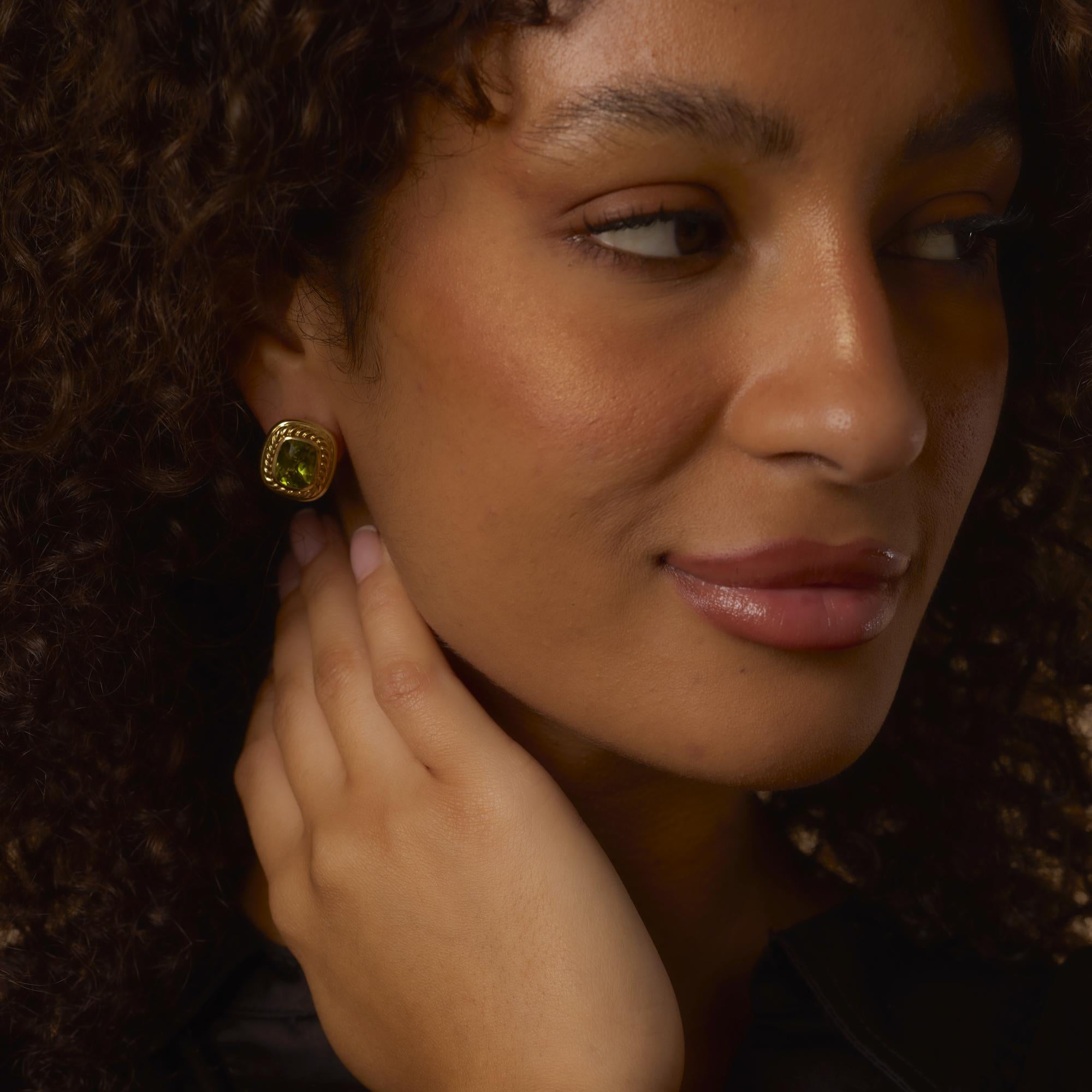 Estos pendientes vintage de David Yurman exhiben vibrantes peridotos rectangulares de talla cojín en atrevido oro amarillo de 18 quilates, que destilan lujo atemporal y elegancia icónica de diseñador.