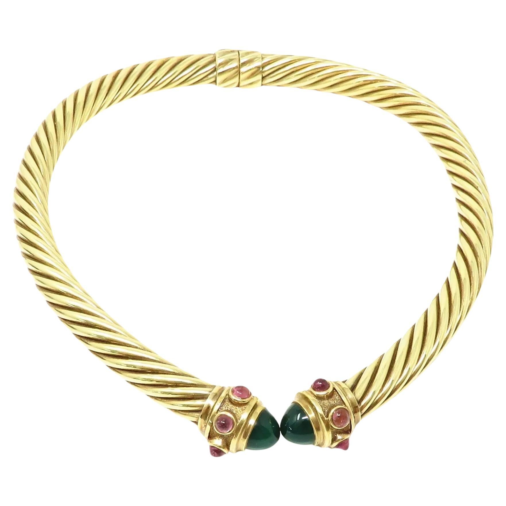 Exquisito collar de David Yurman, símbolo de lujo refinado y diseño atemporal. Esta impresionante pieza está elaborada en oro de 14 quilates, marcado con la prestigiosa firma D. Yurman, que garantiza su autenticidad y calidad superior.

El collar