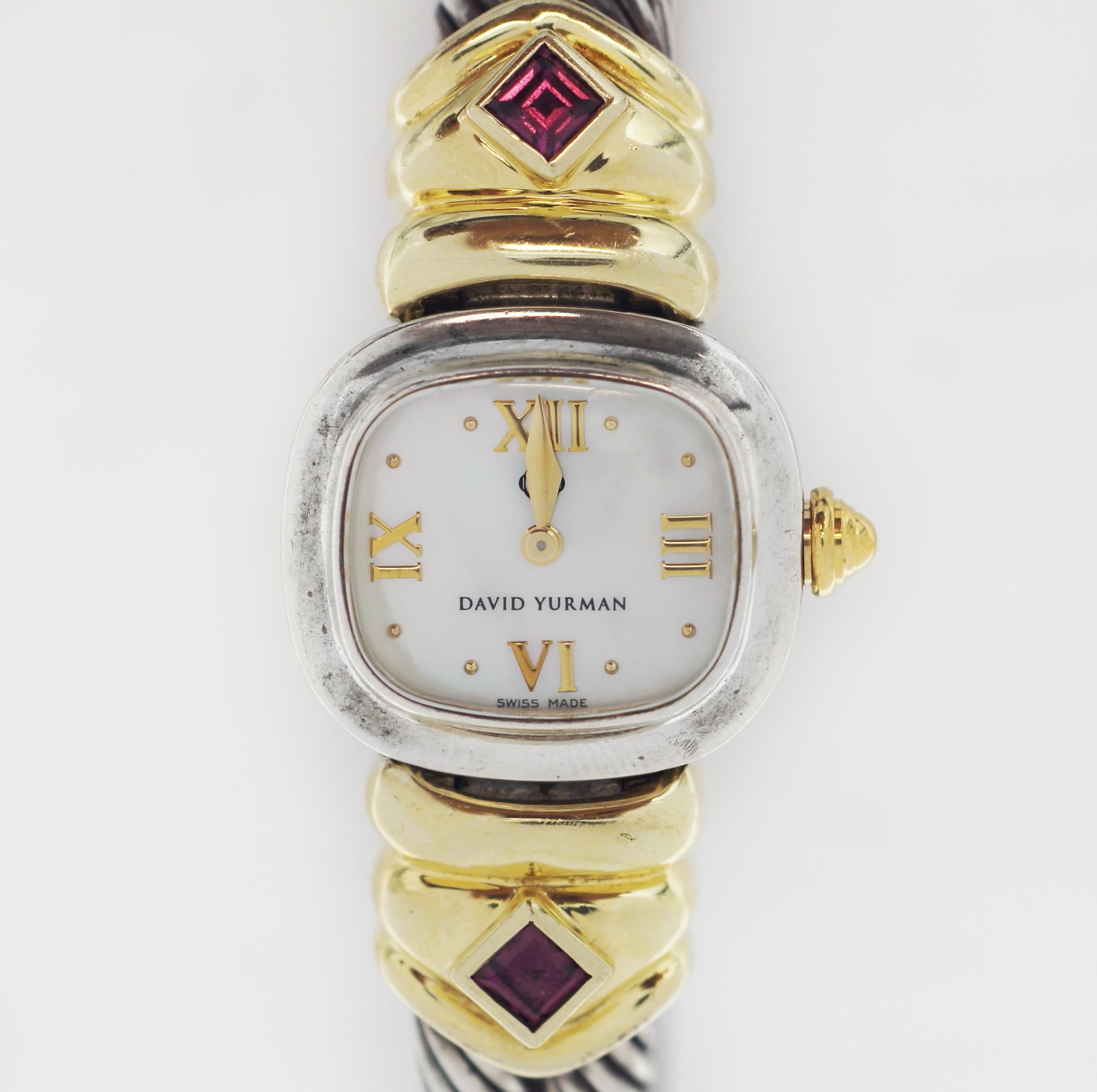 David Yurman
Argent 925
Accents en or 14k
Pierres précieuses roses naturelles
Boîtier approx. 20mm x 18mm (sans couronne)
Verre saphir résistant aux rayures
Cadran en nacre avec chiffres romains et index en or
Or en forme d'épée Aiguilles des heures