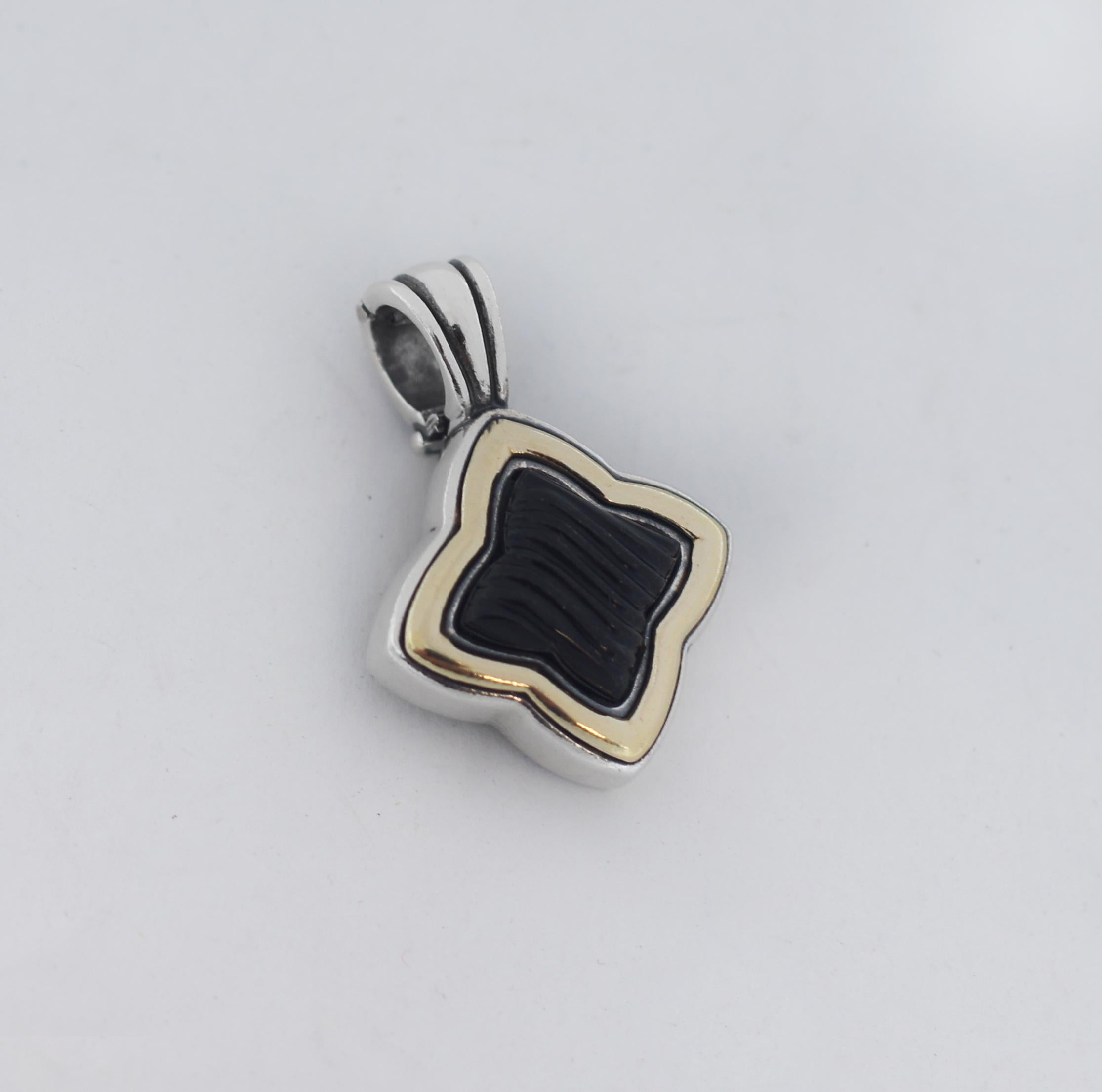 David Yurman 925 18k Gold Onyx Quatrefoil Pendant Charm
DAVID YURMAN
Sterling Silver 925
18K Yellow Gold
Black Onyx
Quatrefoil Enhancer Approx. 1.5