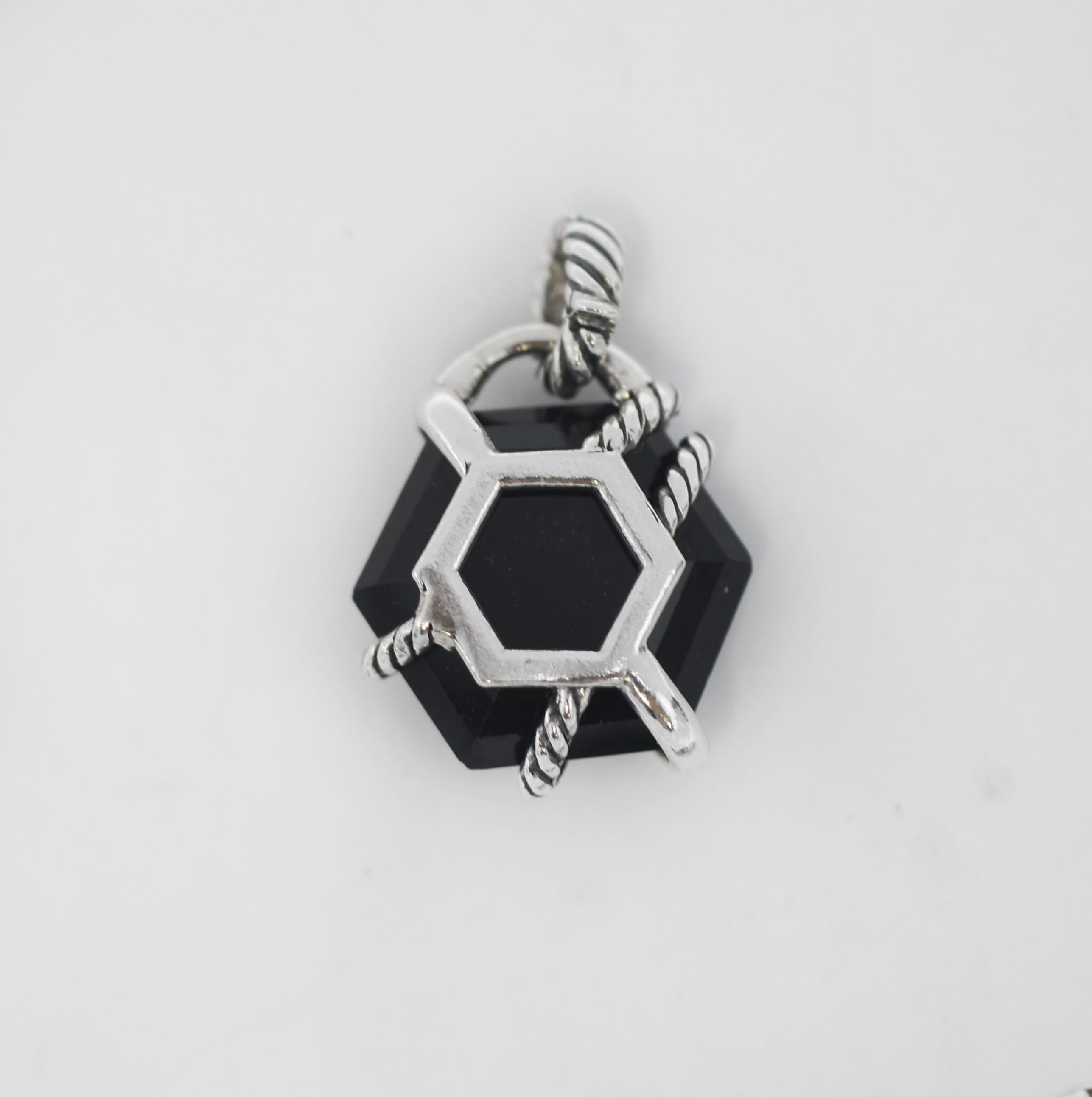 David Yurman
Ciondolo in onice con avvolgimento a cavo
Argento 925 lucido
Accentuato da scintillanti diamanti naturali
Circa 1,25