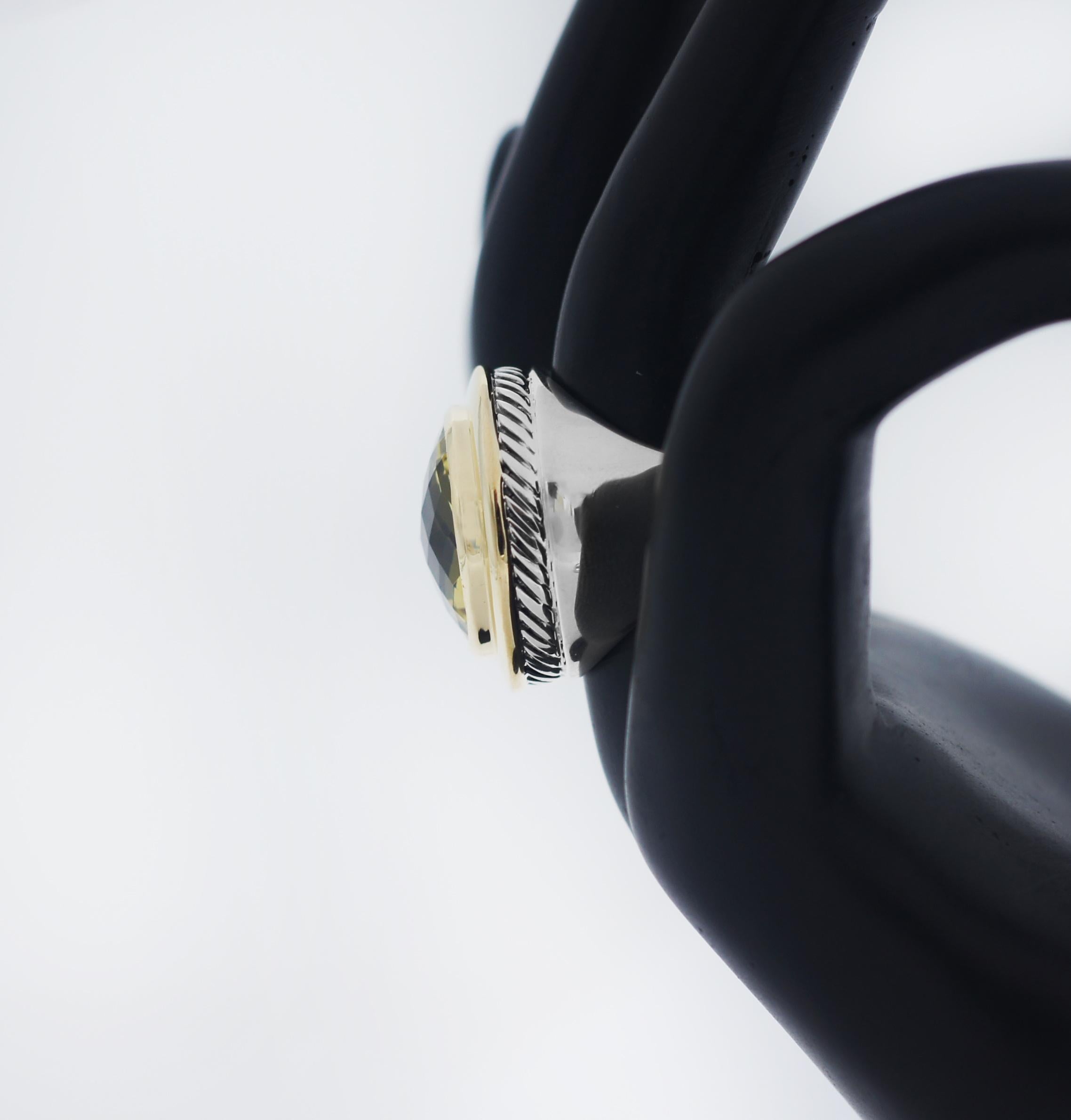 Der einzigartige Mittelstein der Albion® Collection'S war David Yurmans innovative Lösung, einen übergroßen Edelstein in einer raffinierten modernen Fassung mit klassischen Proportionen zu verwenden.
Dieser David Yurman Women's Albion Ring ist ein