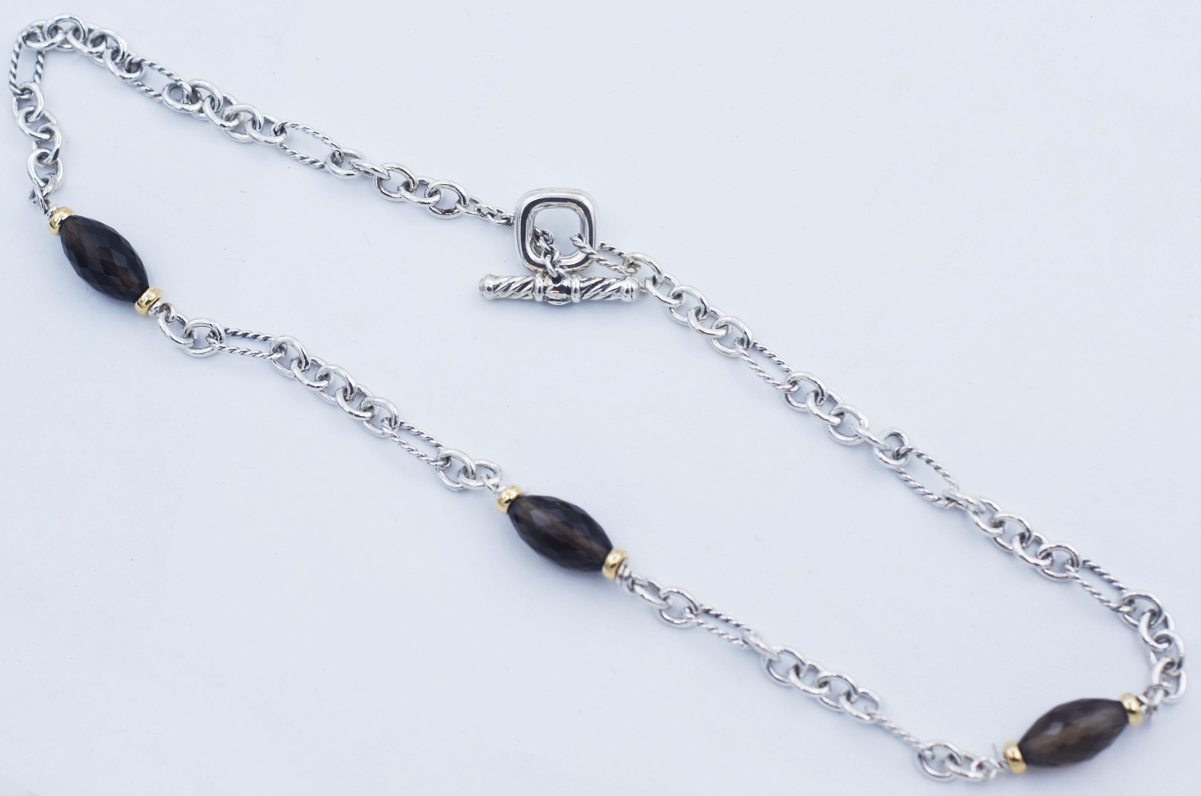 DAVID YURMAN
Collana Bijoux Figaro
* (3) Pietre di Topazio Fumè tagliate da 15 mm x 8 mm
* A. Silver 925 - Catena a maglie Figaro
* CAP in oro giallo 18k su ogni estremità delle pietre
* Catena lunga 16 pollici
* Chiusura a levetta
* Circa 21,2