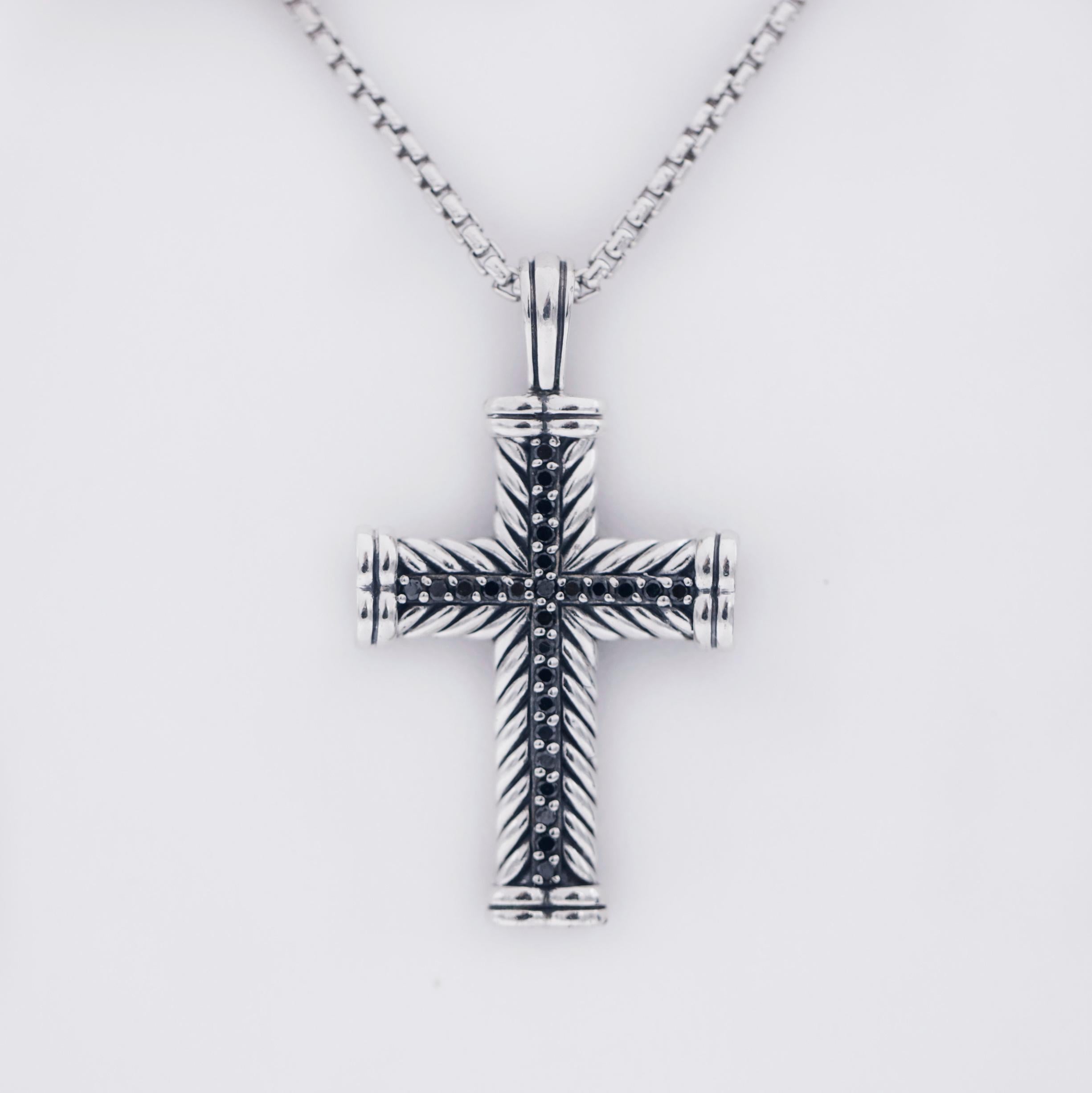 DAVID YURMAN
Collection'S
Argento 925
Collana

CIONDOLO:
Diamanti neri incastonati a pavé, peso totale di circa 0,65 carati
Croce di circa 41,7 H. x 30,1 mm W.
Lunghezza totale con balla, 49,1 mm
CATENA:
Catena a scatola
A. Silver,
2,7 mm di