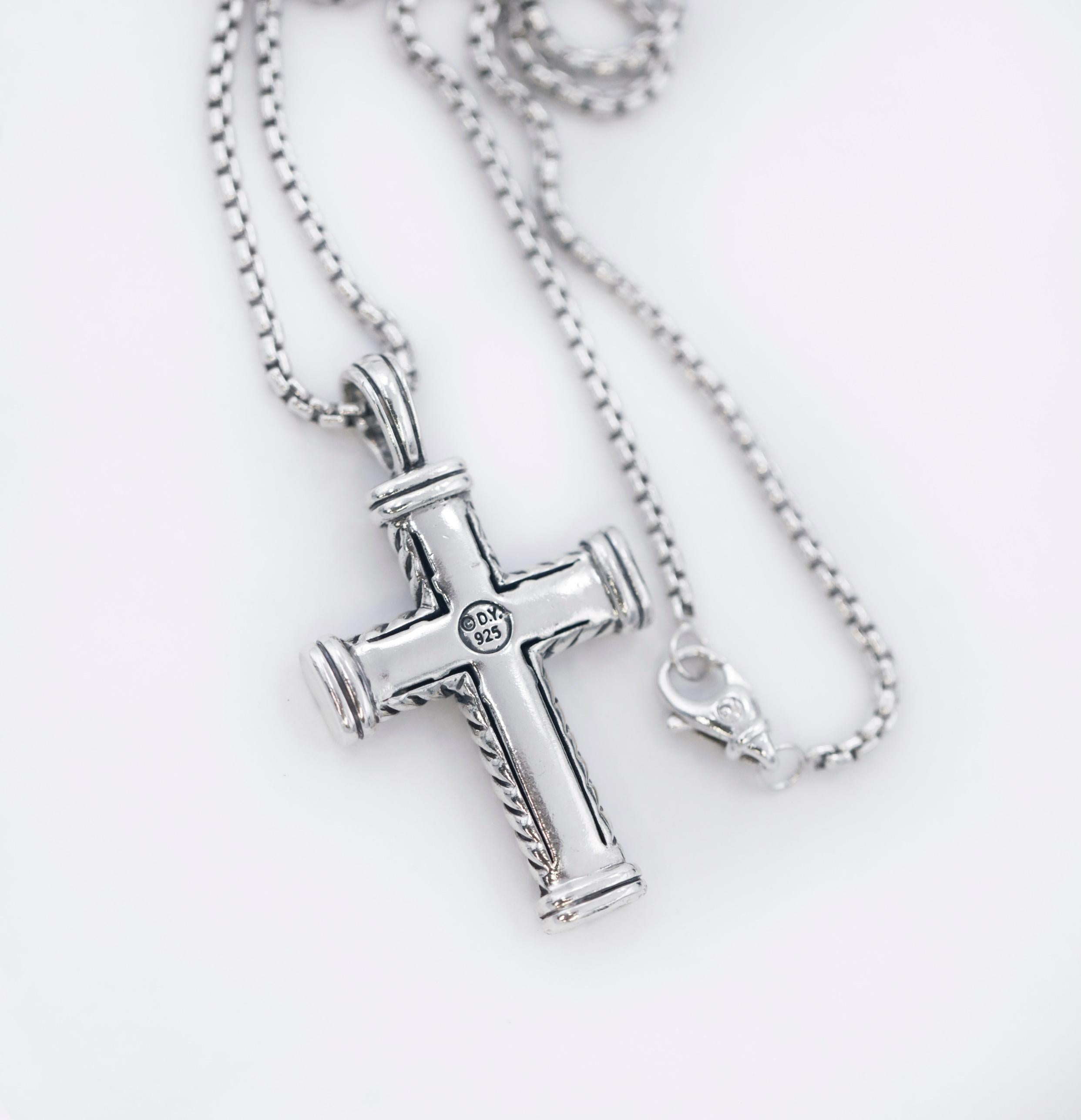 David Yurman - Collana con ciondolo a croce Chevron in argento 925 con diamanti neri In condizioni buone in vendita a San Fernando, CA