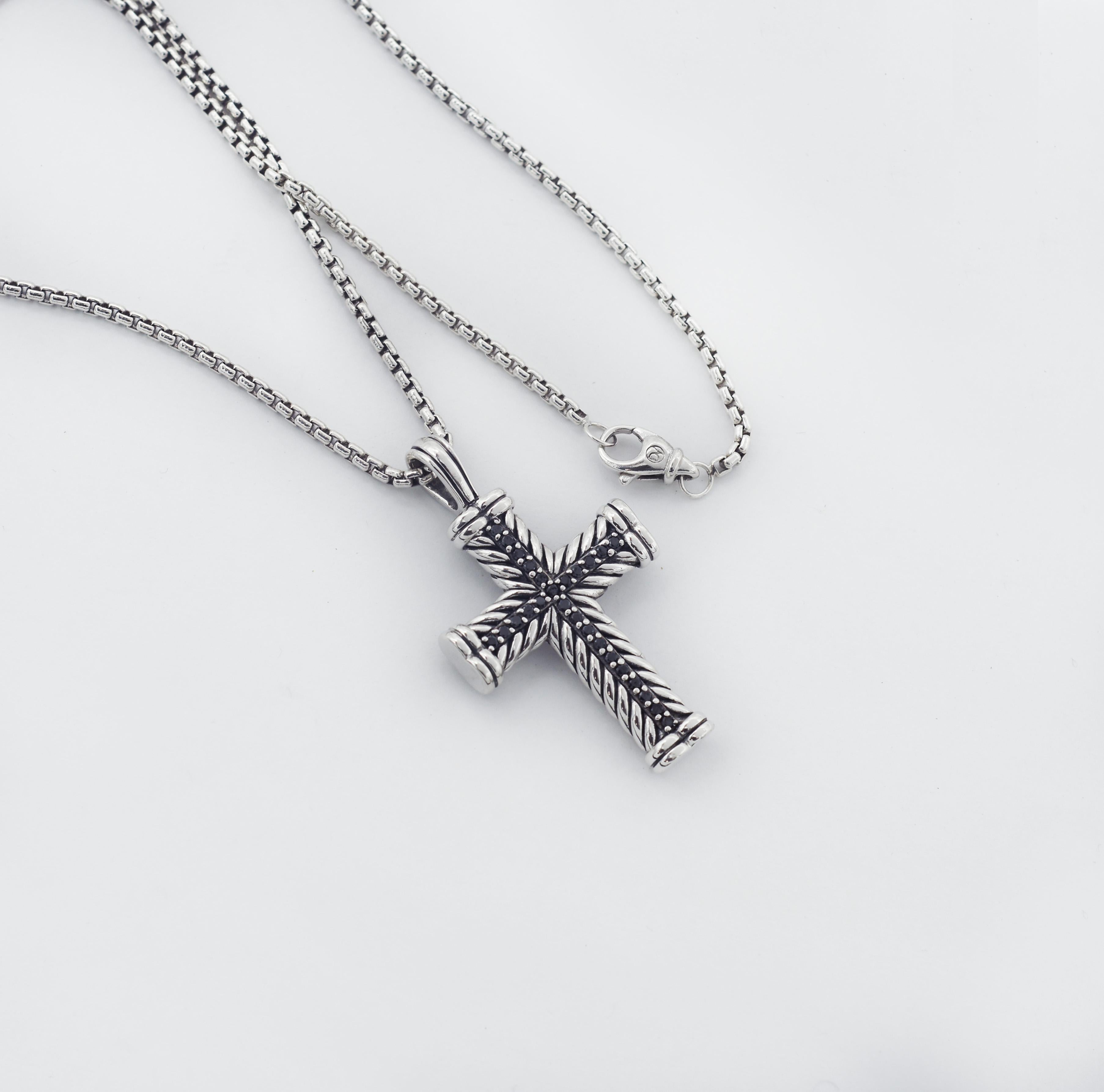 David Yurman - Collana con ciondolo a croce Chevron in argento 925 con diamanti neri in vendita 1