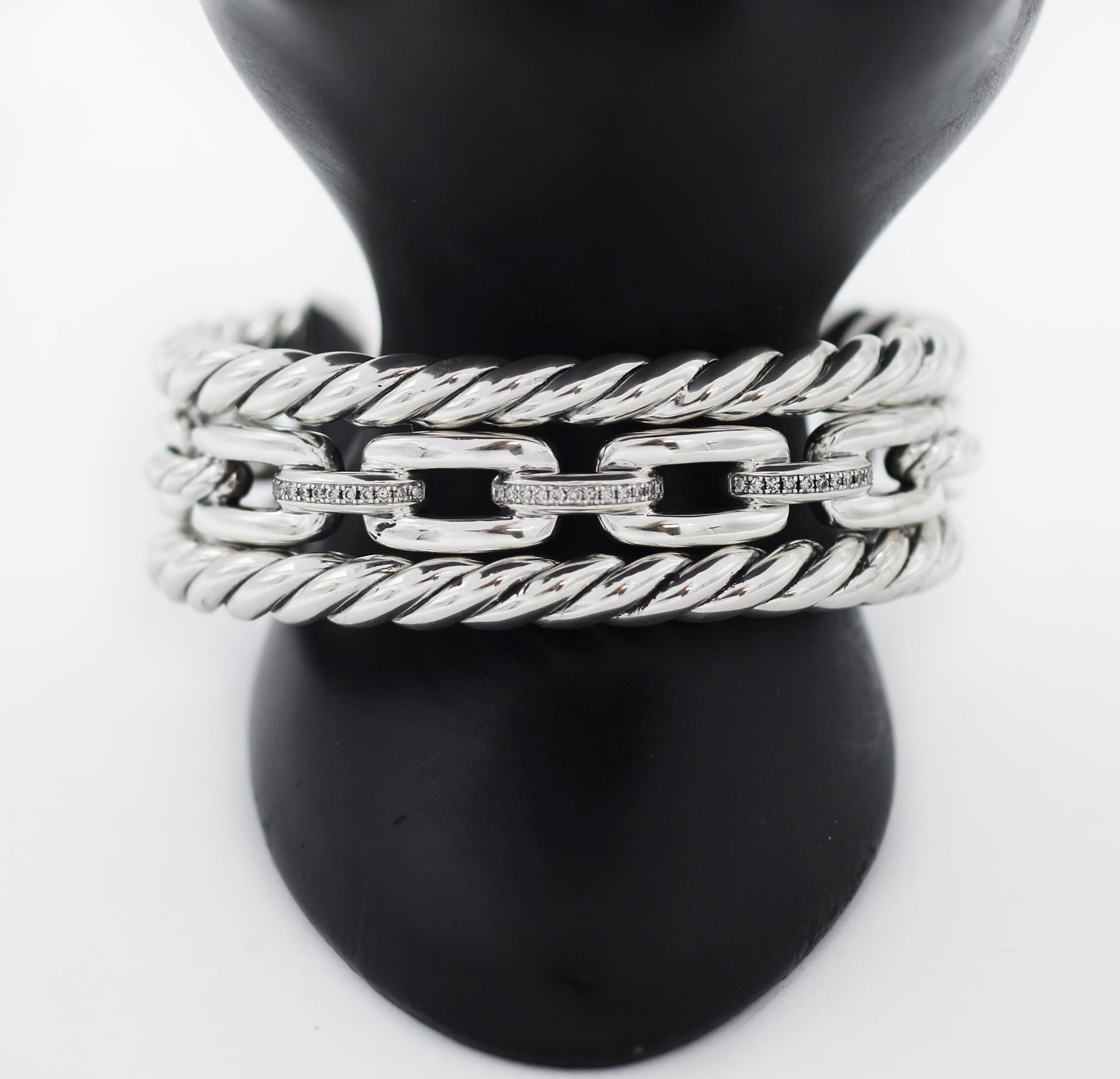 DAVID YURMAN
Aus der Wellesley Collection'S.
Wellesley Link kombiniert drei der ikonischsten Designelemente von David Yurman - eine ovale Gliederkette, das Cable-Motiv und in Sterlingsilber gefasste Diamanten - zu einer zeitlosen Kollektion, die ein