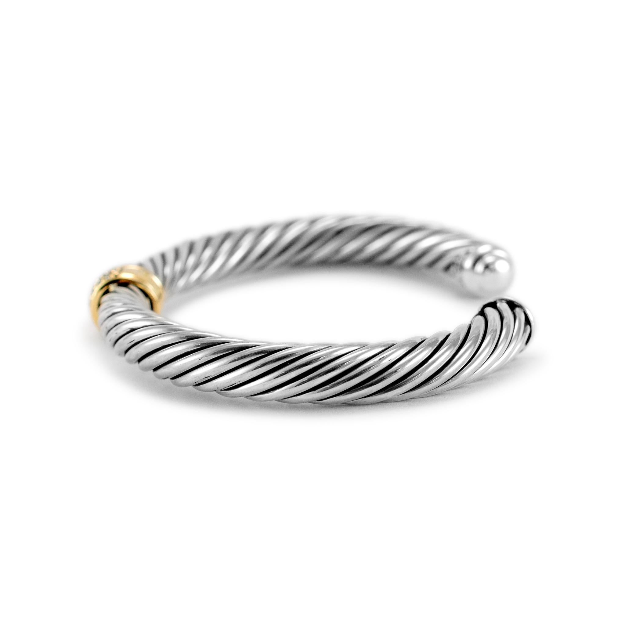 Marke: David Yurman

Geschlecht: Damen

Metall Typ: 925 Sterling Silber & 18K Gelbgold

Länge: 6,00 Zoll 

Breite: 7,00 mm

Gewicht: 41,80 Gramm

Damen Designer gemacht texturiert & poliert Silber und 18K Gelbgold Diamant Manschette Armband. Die