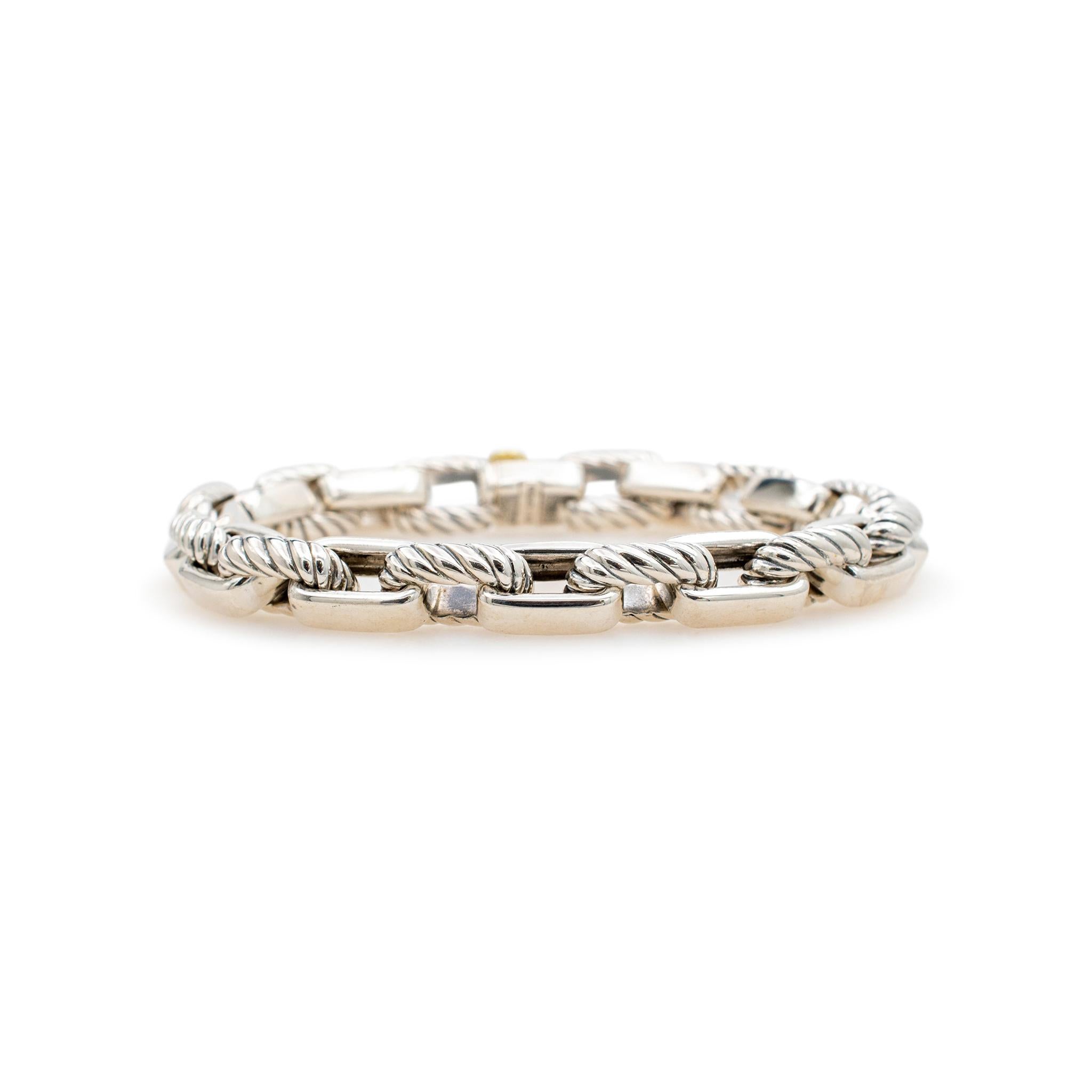 Marke: David Yurman

Metall Typ: 925 Sterling Silber & 18K Gelbgold

Länge: 8,50 Zoll

Breite: 9.00mm

Gesamtgewicht: 46,50 Gramm

Graviert mit 