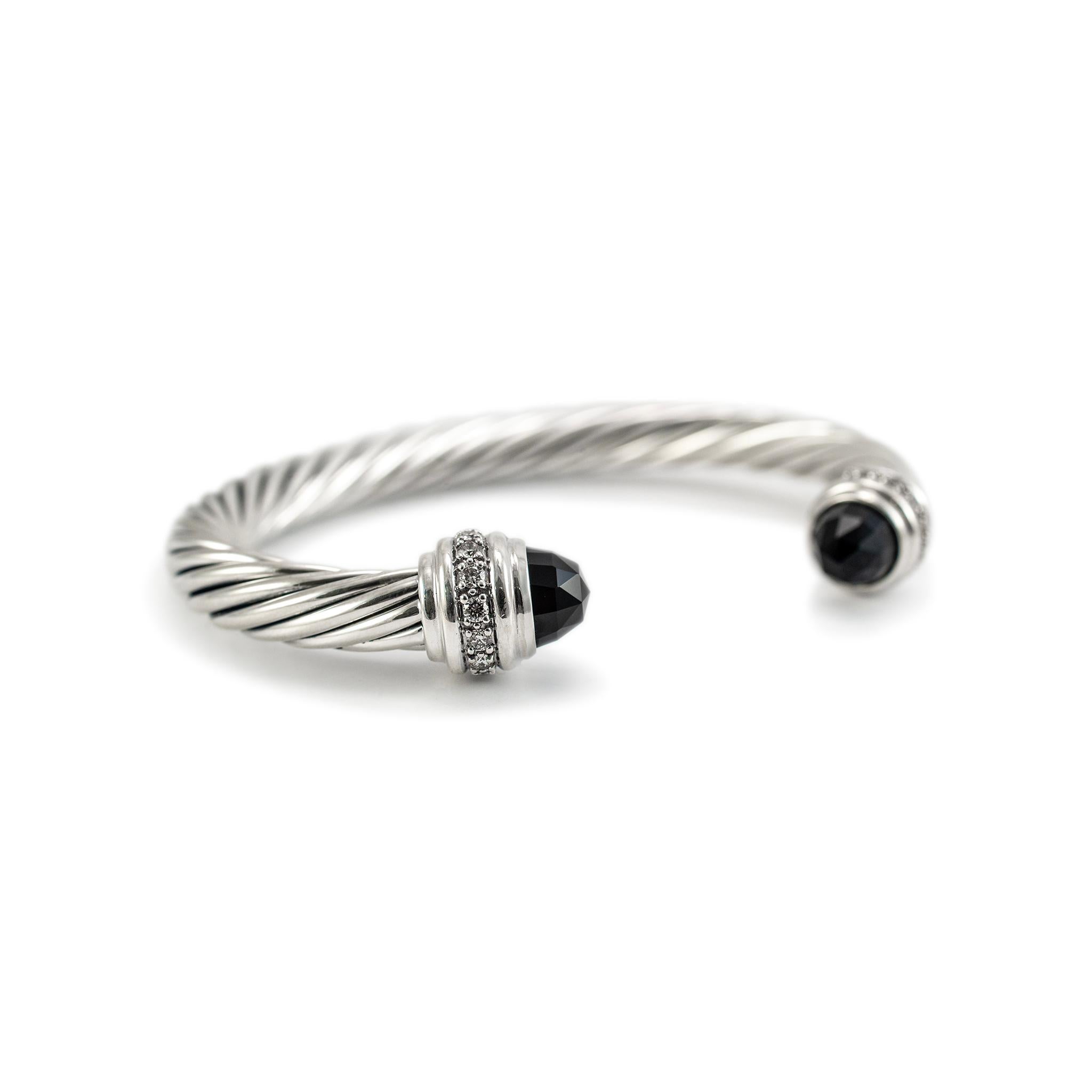 Marke: David Yurman

Geschlecht: Damen

Metall Typ: 925 Sterling Silber

Länge: 6,00 Zoll 

Breite: 7,00 mm

Gewicht: 39,36 Gramm

Damen Designer gemacht texturiert & poliert Silber, Diamant Manschette Armband. Das Metall wurde getestet und als 925